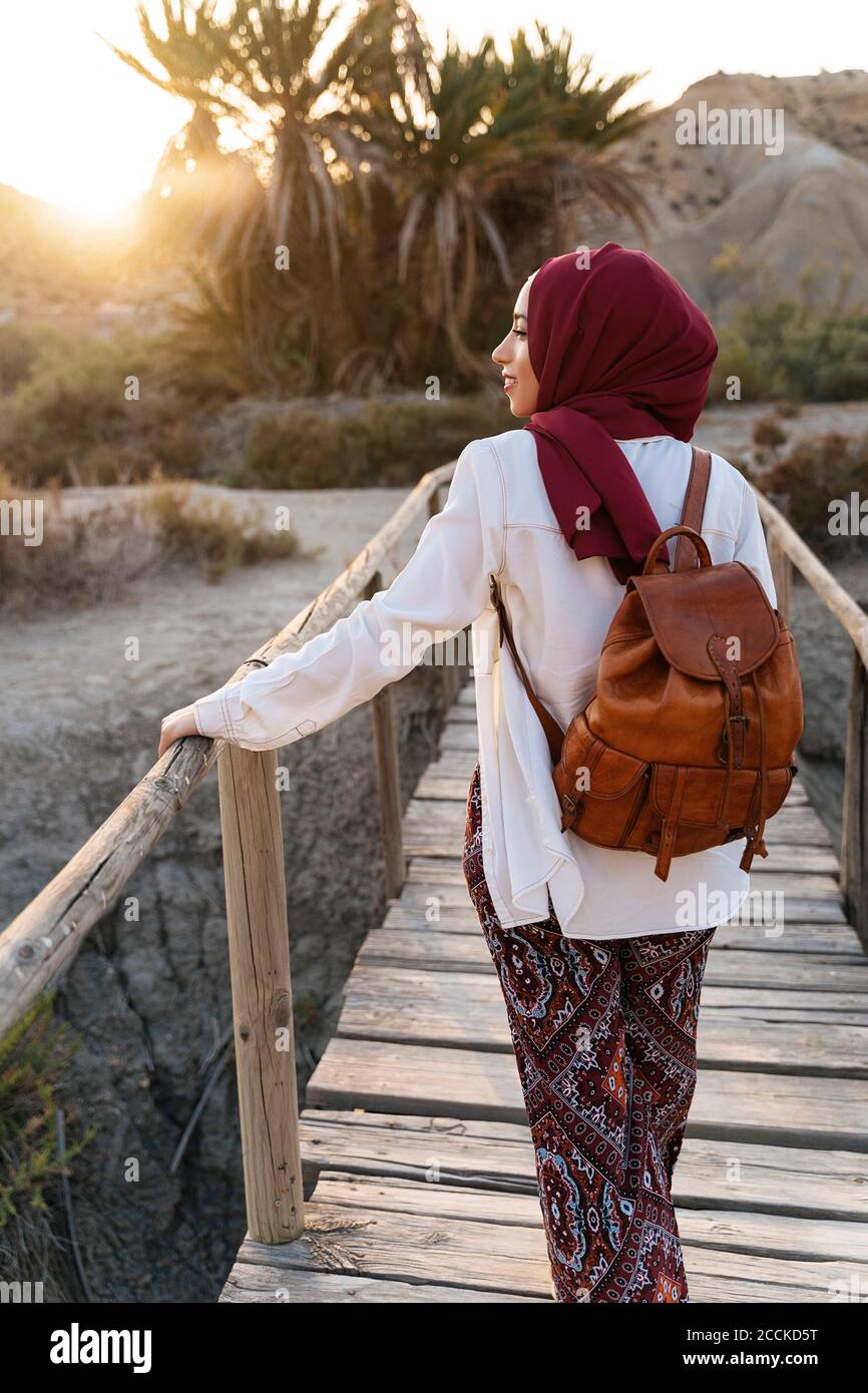 Jeune touriste portant le hijab sur un pont en bois Banque D'Images