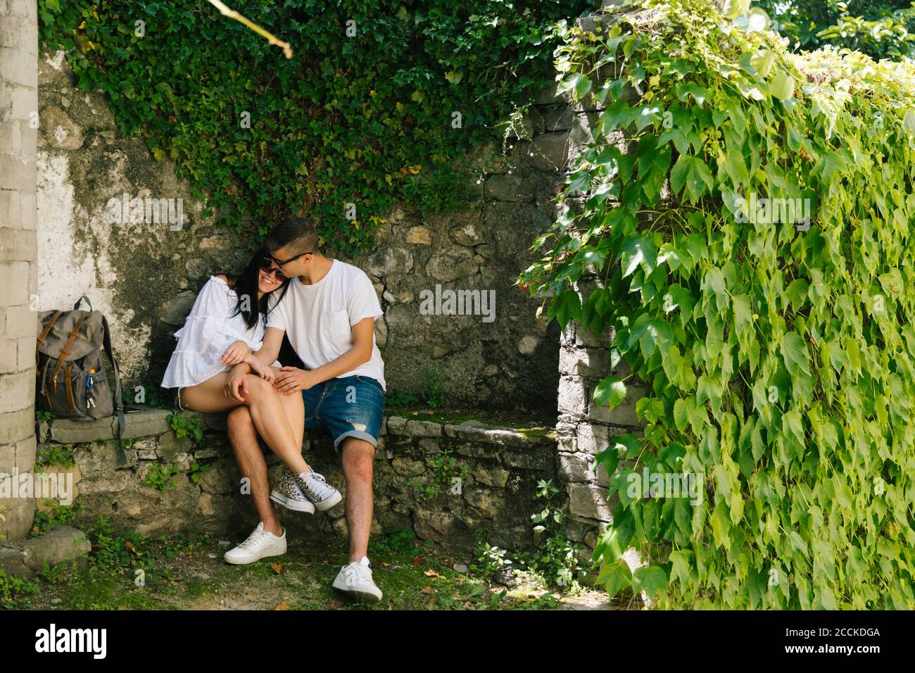 Jeune couple amoureux assis sur le banc, Bellagio, Italie Banque D'Images
