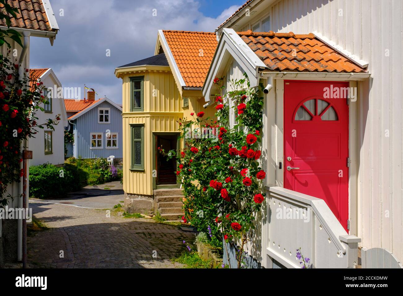 Suède, Comté de Vastra Gotaland, Fiskebackskil, fleurs fleuissant devant la porte d'entrée du chalet en été Banque D'Images