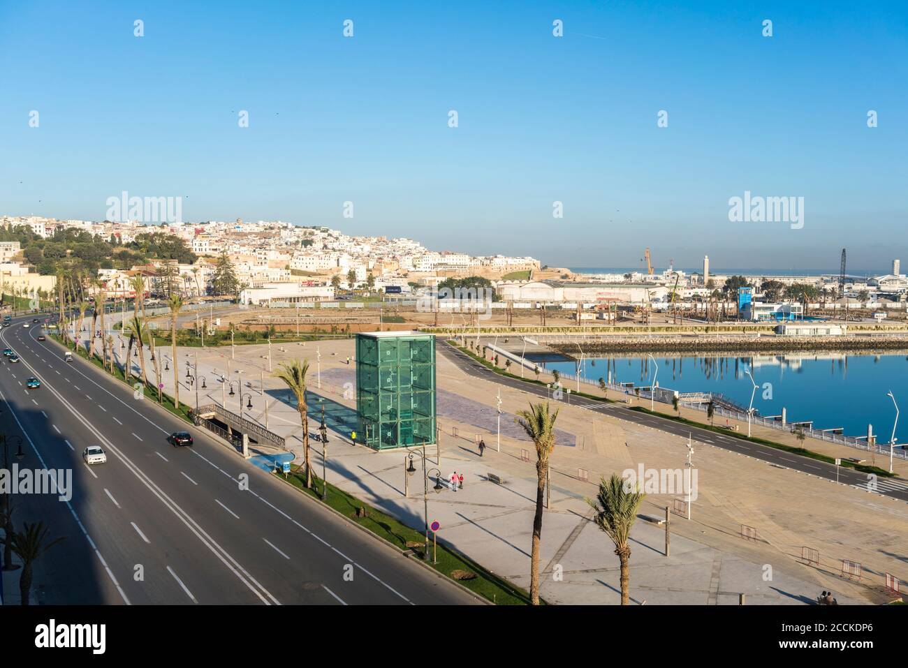 Paysage urbain et port contre ciel à Tanger, Maroc Banque D'Images