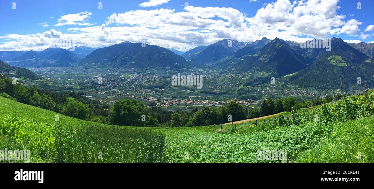 Italie, Tyrol du Sud, Schenna, panorama panoramique de la vallée des Dolomites Banque D'Images