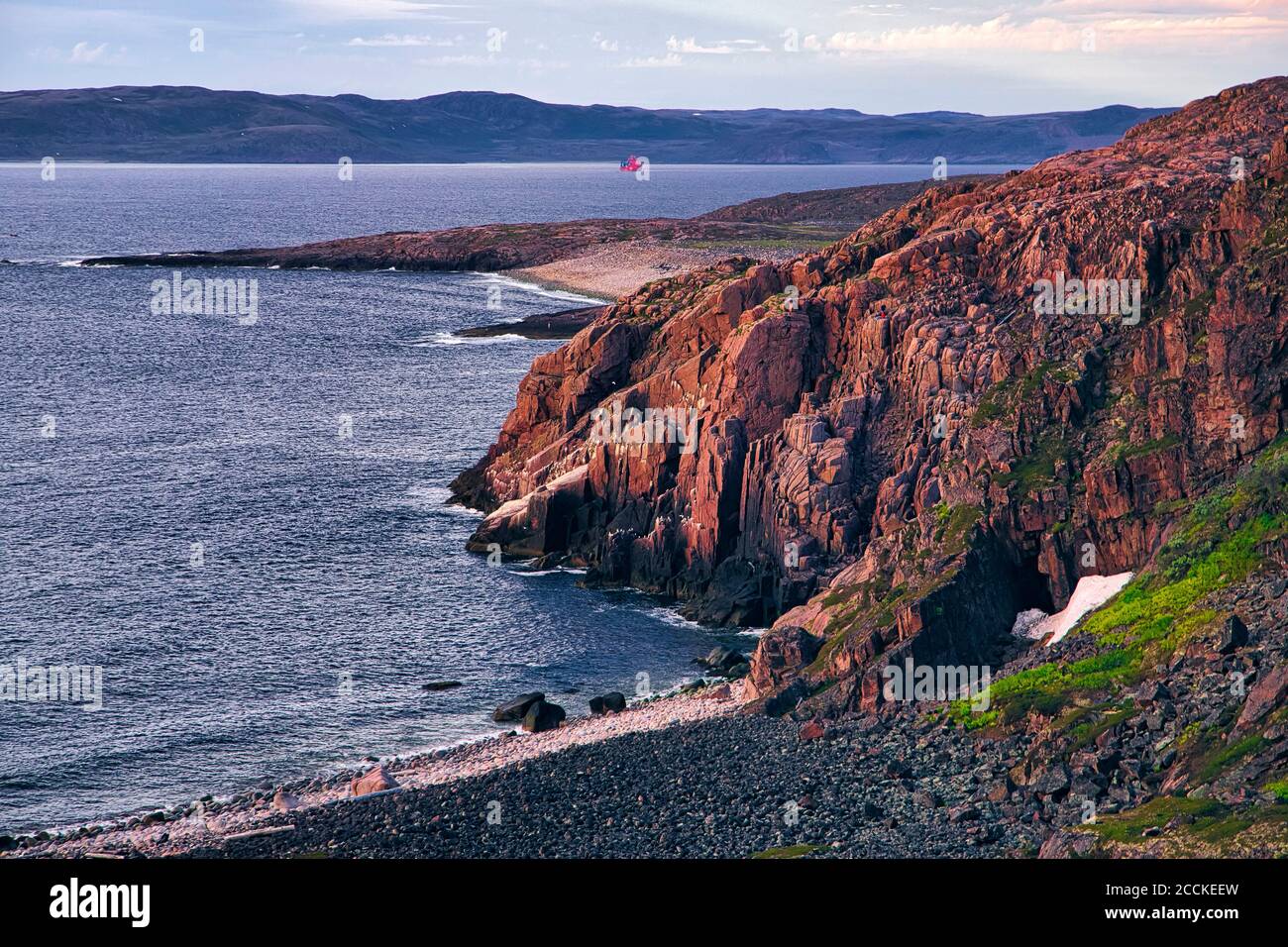 Falaises et plage rocheuse de la mer de Barents Banque D'Images