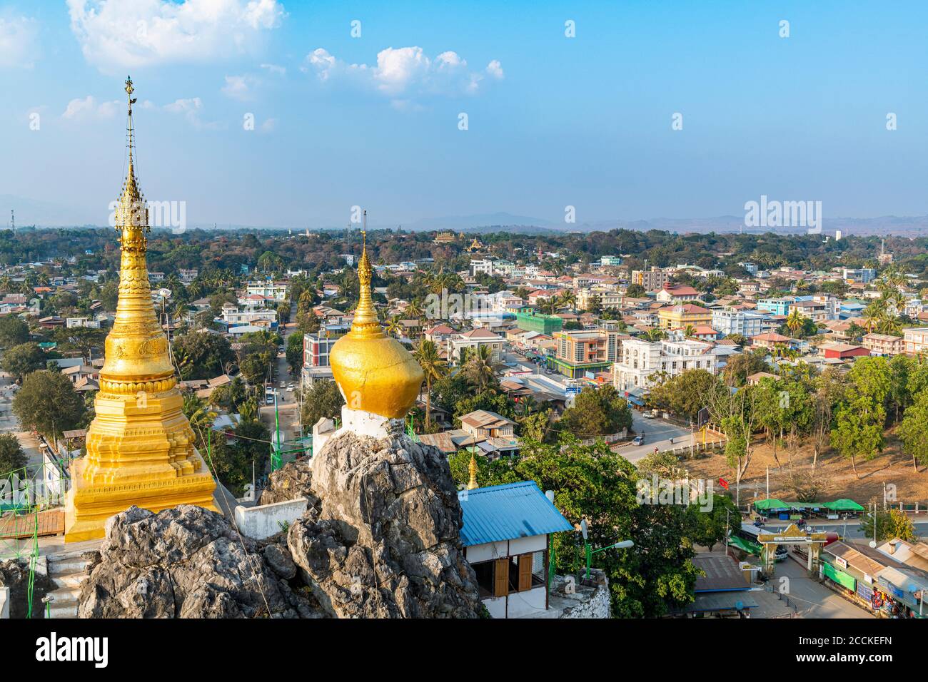 Myanmar, Etat de Kayah, Loikaw, Pagode de Taung Kwe surplombant la ville ci-dessous Banque D'Images