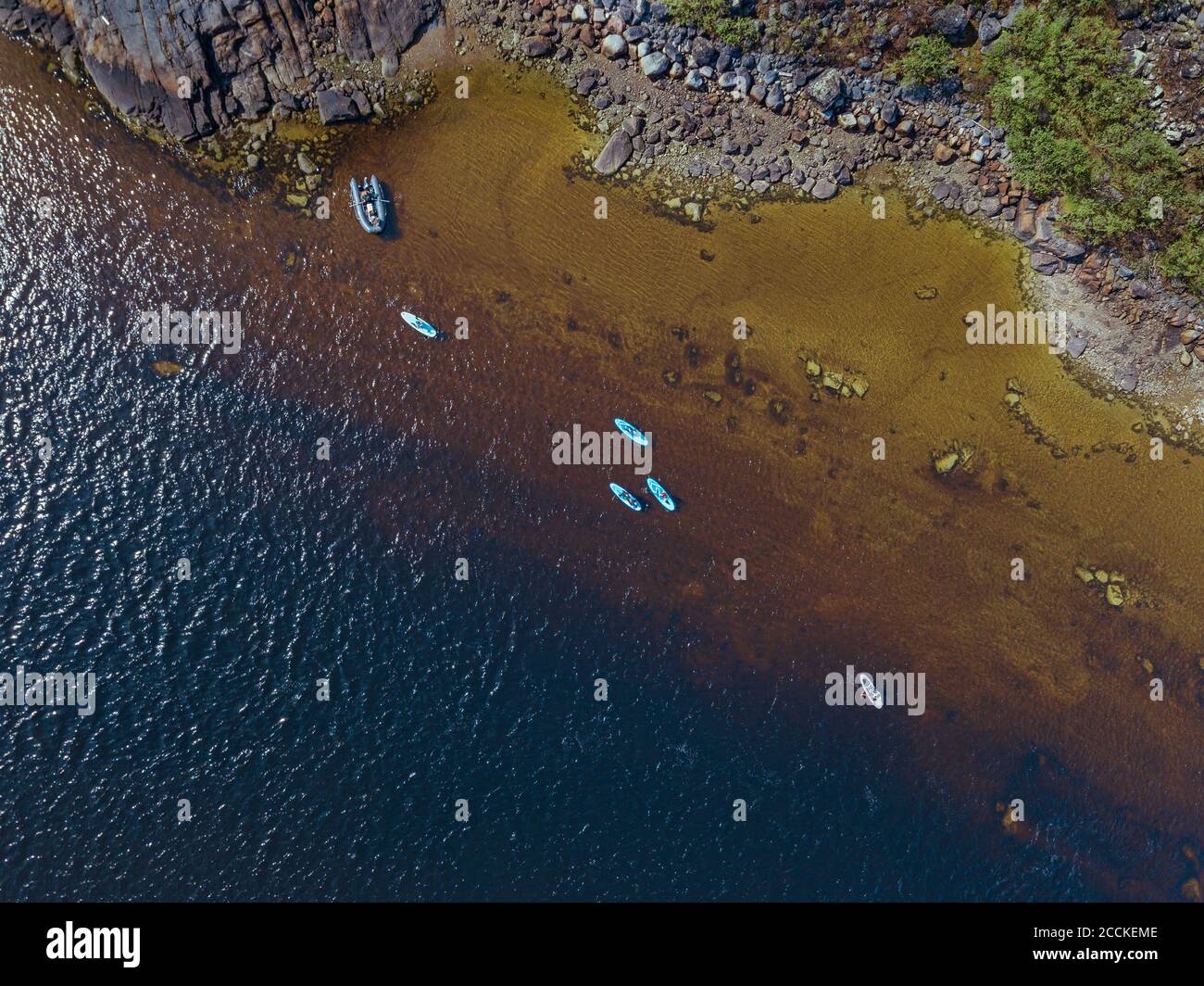 Russie, oblast de Mourmansk, district de Kolsky, Teriberka, surfeurs Sup sur le fleuve Teriberka, vue aérienne Banque D'Images