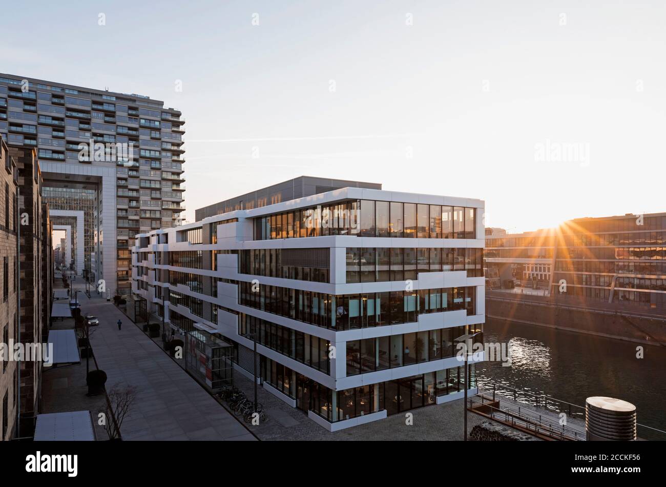 Allemagne, Rhénanie-du-Nord-Westphalie, Cologne, Kranhaus de luxe à Rheinauhafen au coucher du soleil Banque D'Images