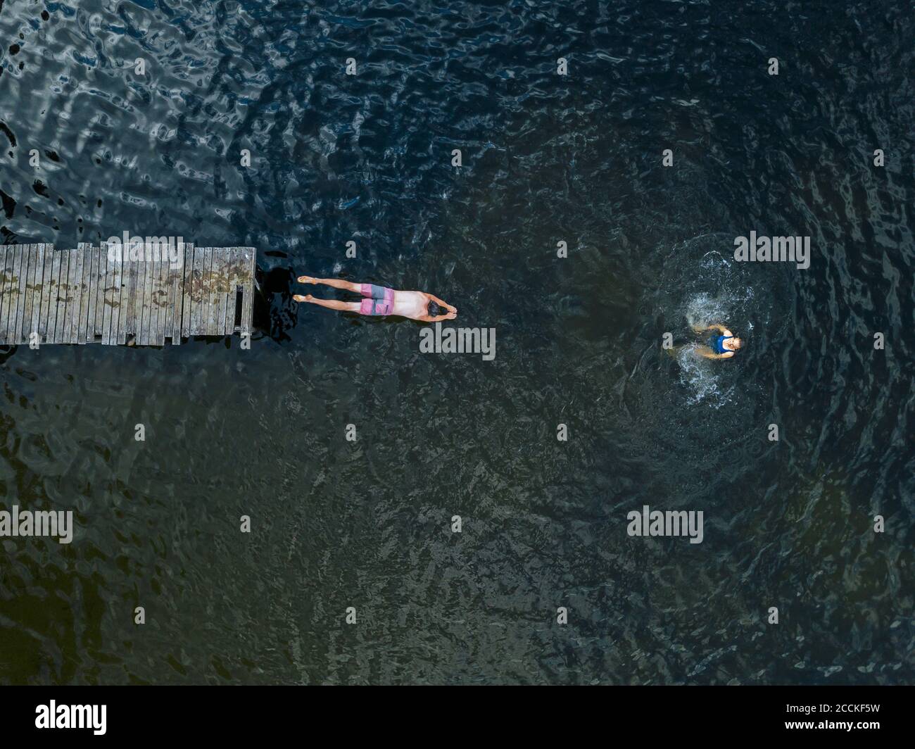 Vue aérienne de l'homme qui saute dans le lac Banque D'Images