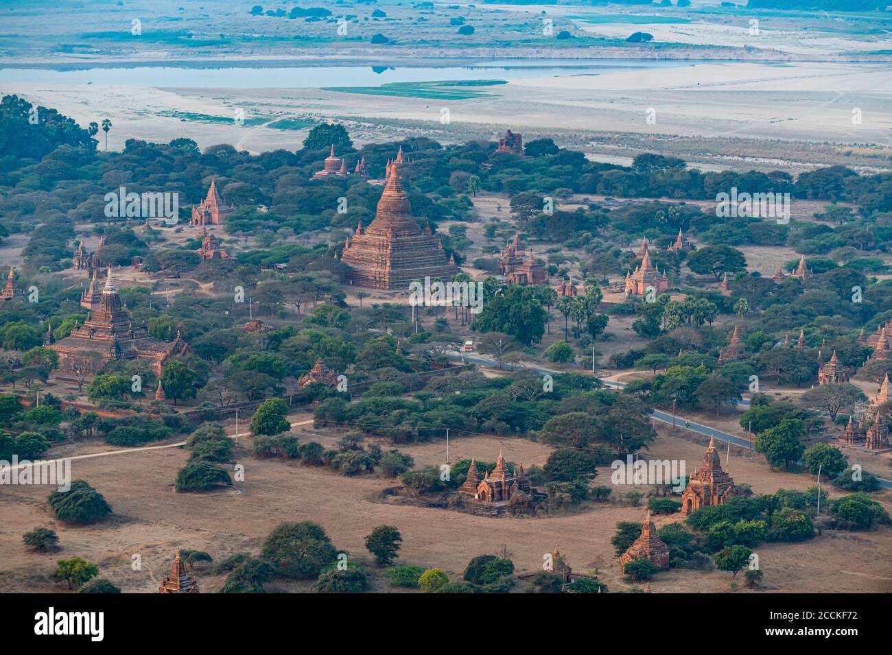 Myanmar, région de Mandalay, Bagan, vue aérienne des stupas anciens Banque D'Images