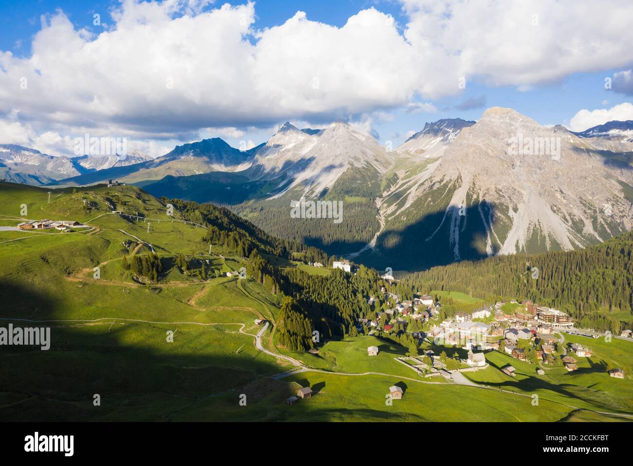 Suisse, canton des Grisons, Arosa, vue aérienne de la station de montagne en été Banque D'Images
