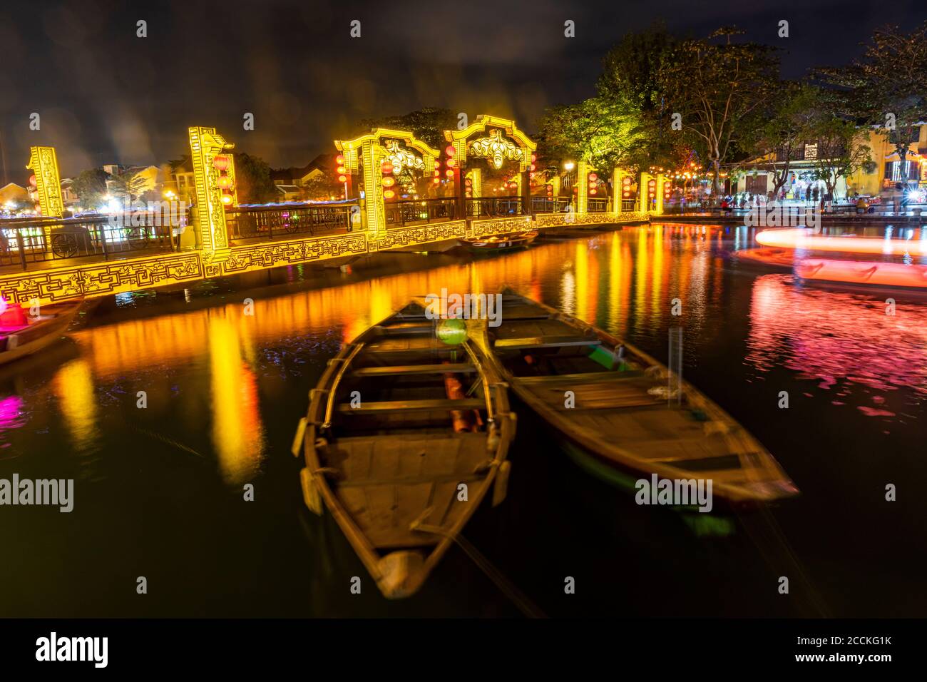 Vietnam, Hoi an, les bateaux sur la rivière dans la vieille ville illuminés la nuit Banque D'Images