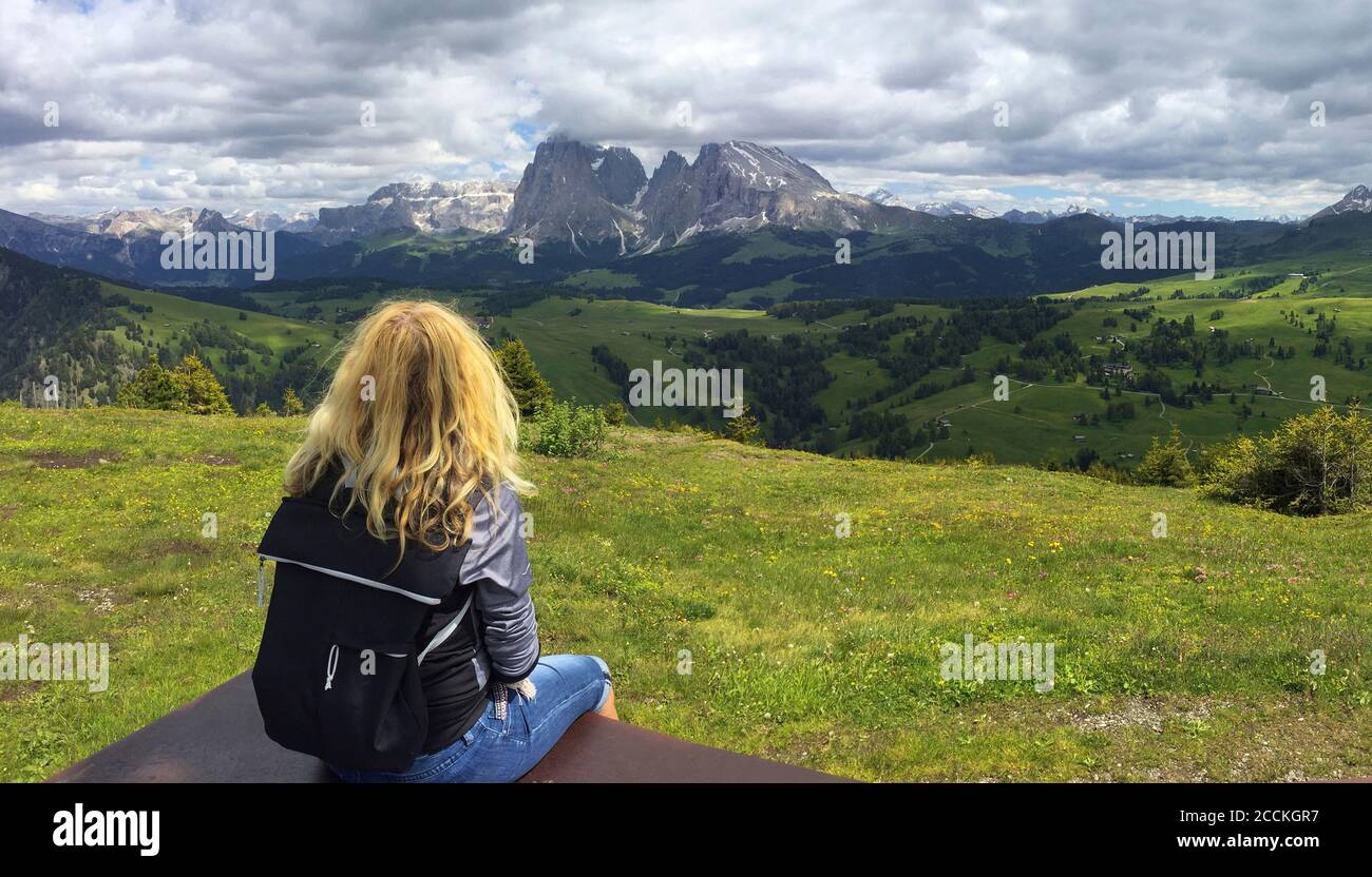 Italie, Tyrol du Sud, Seis am Schlern, femme Blonde admirant le paysage pittoresque de Seiser Alm Banque D'Images