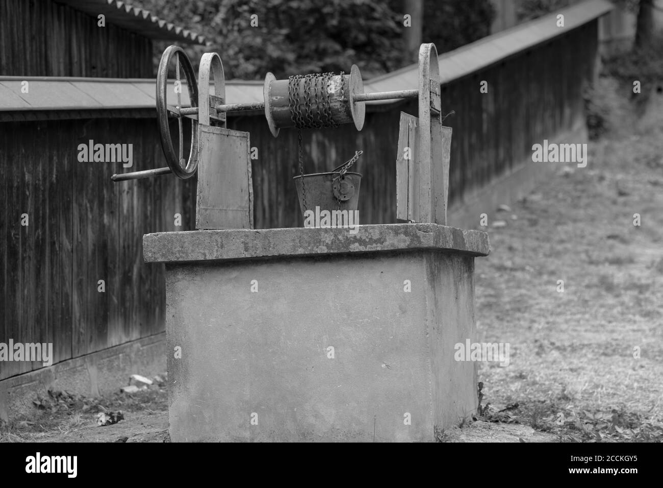 Ancienne fontaine d'eau dans un village de Roumanie. Mise au point sélective Banque D'Images