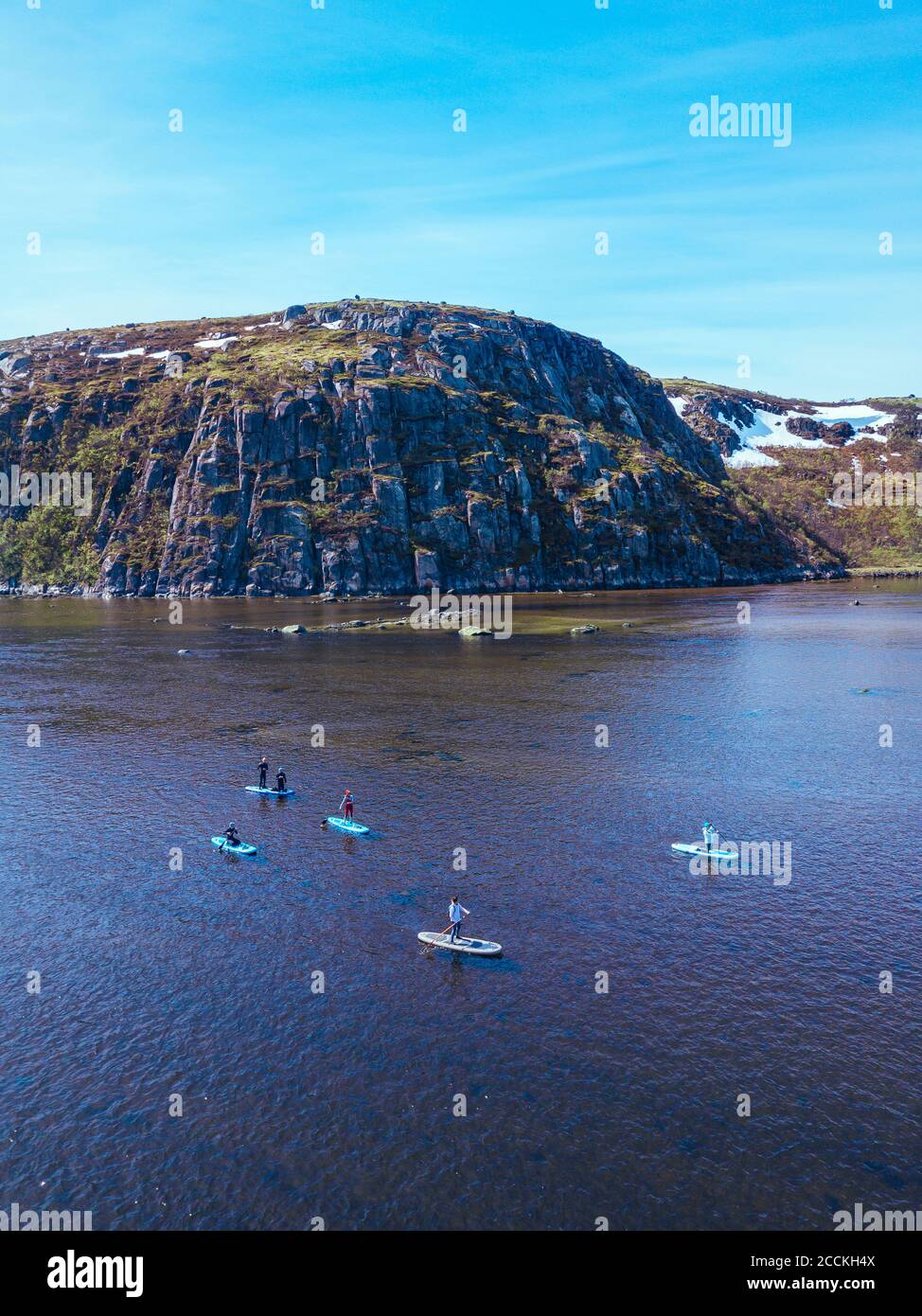 Russie, oblast de Mourmansk, district de Kolsky, Teriberka, surfeurs Sup sur le fleuve Teriberka, vue aérienne Banque D'Images