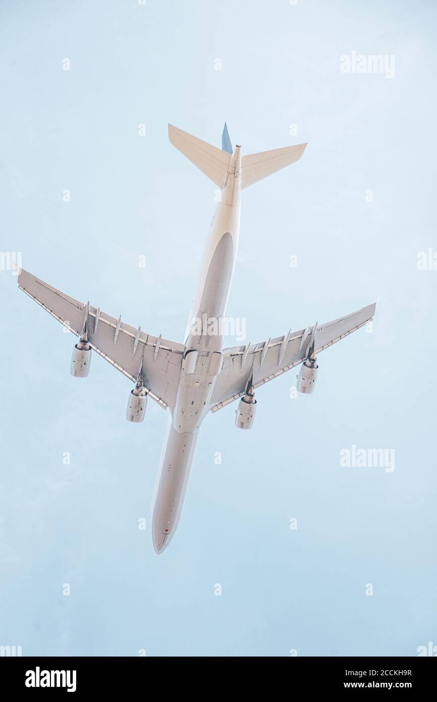 Vol d'un avion contre un ciel clair Banque D'Images