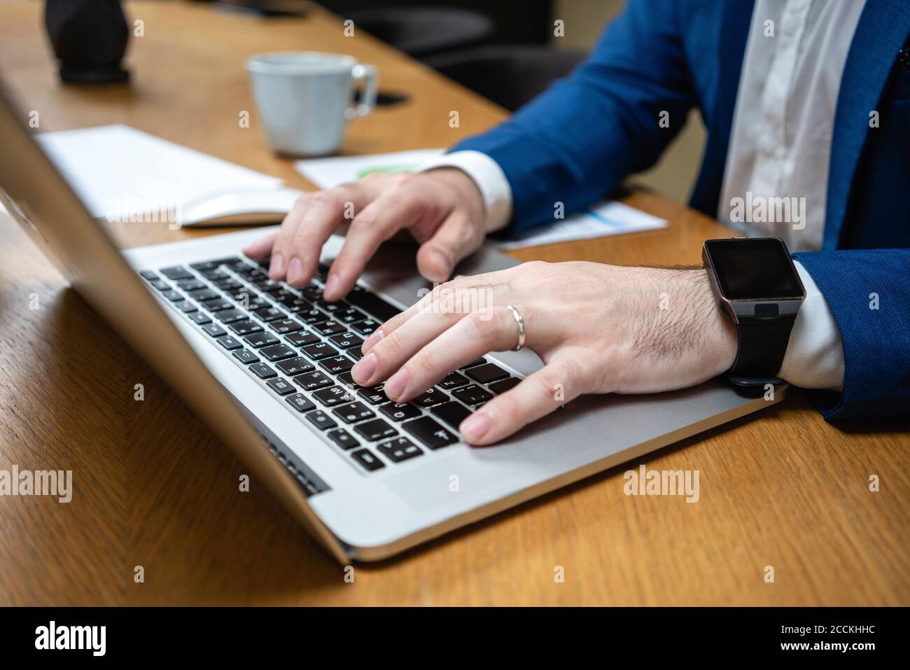 Gros plan sur la saisie d'un homme d'affaires tout en utilisant un ordinateur portable au bureau espace de travail créatif Banque D'Images
