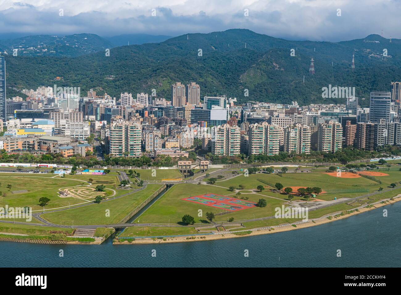 Taïwan, Taipei, la ville et la rivière Tamsui, vue aérienne Banque D'Images