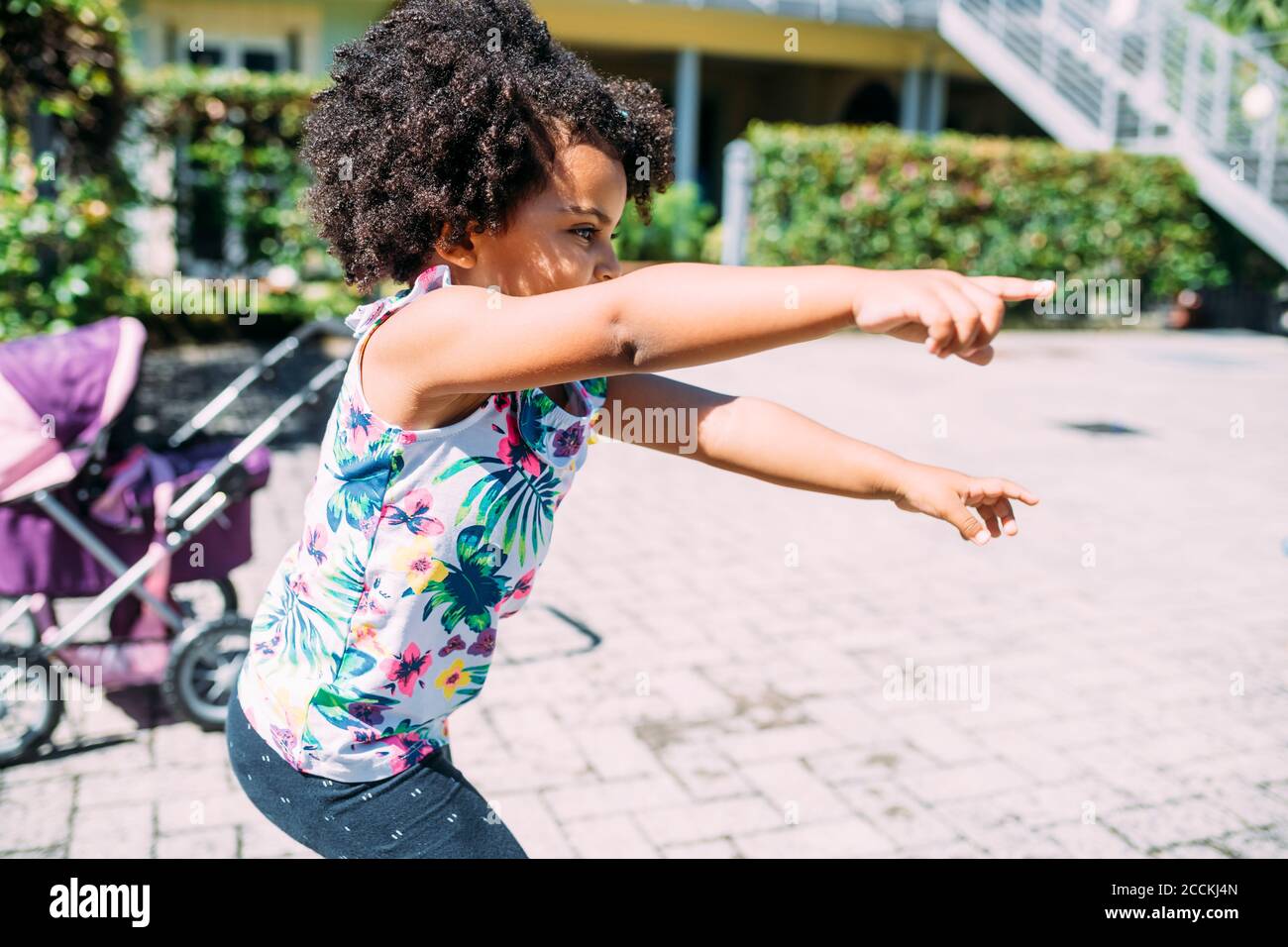 Bebe Fille Joueur Pointant En Se Tenant Debout Sur Le Sentier Pendant Le Soleil Jour Photo Stock Alamy Bebe Fille Joueur Pointant En Se Tenant Debout Sur Le Sentier Pendant Le Soleil Jour Photo Stock Alamy