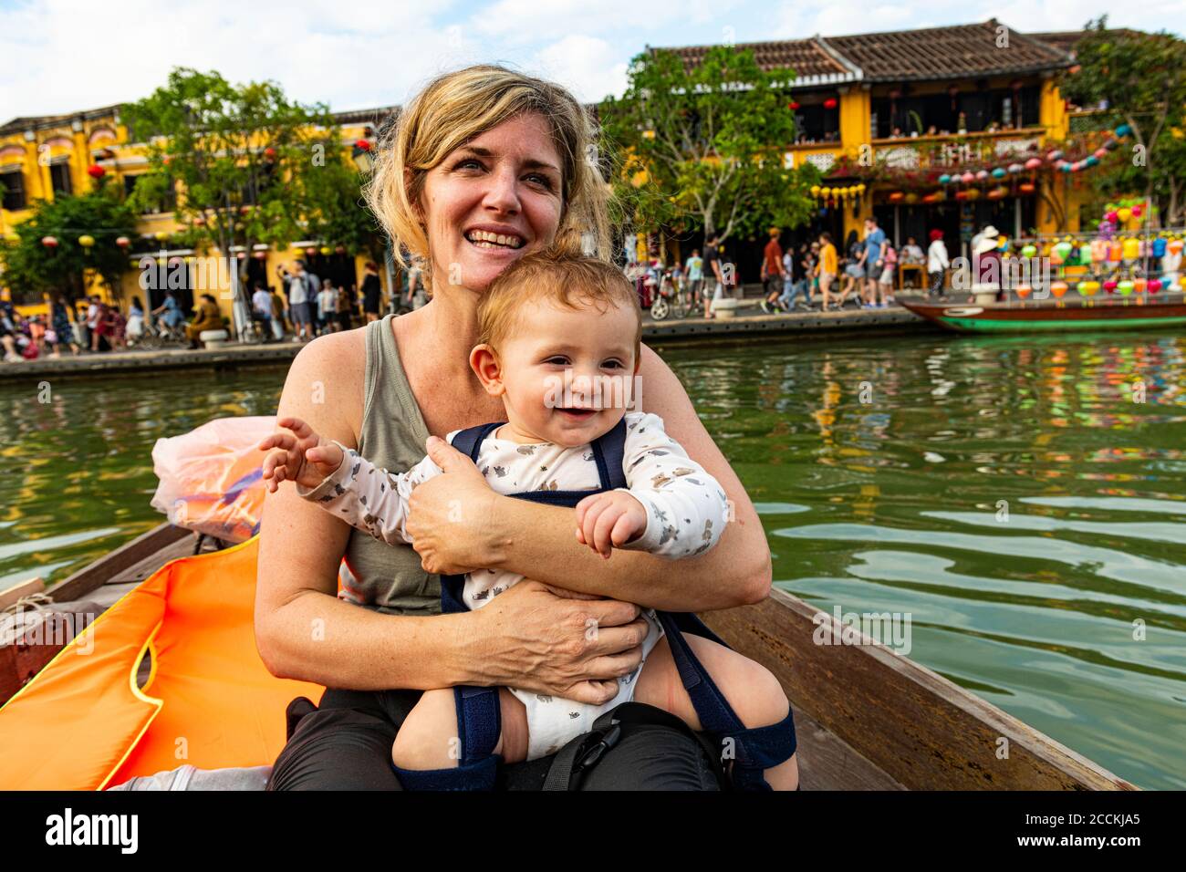 Vietnam, Hoi an, mère avec bébé fils en bateau Banque D'Images