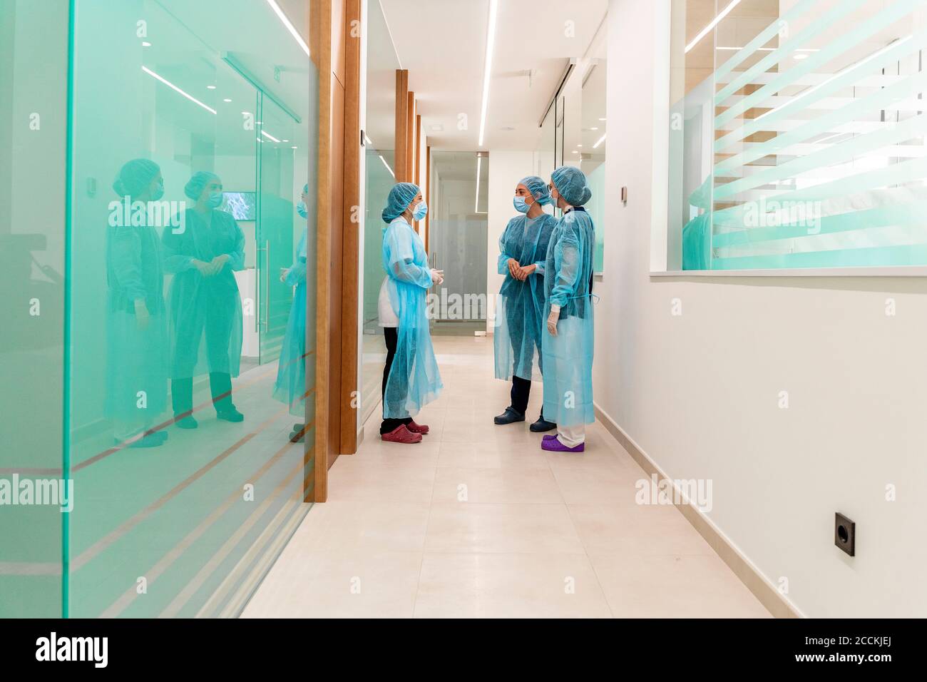 Une femme médecin parle aux infirmières en clinique Banque D'Images