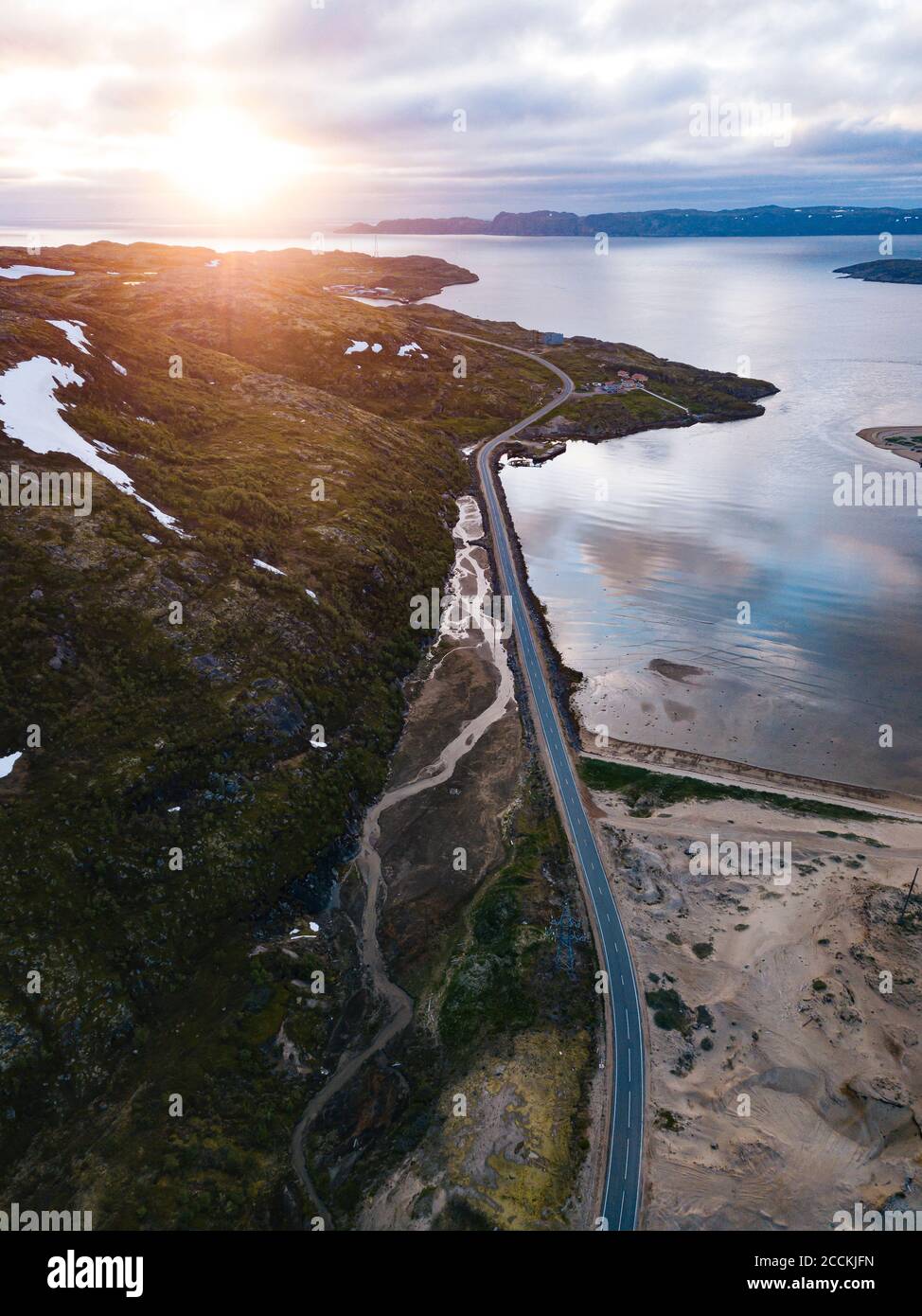 Russie, oblast de Mourmansk, Teriberka, vue aérienne de la route côtière au coucher du soleil Banque D'Images
