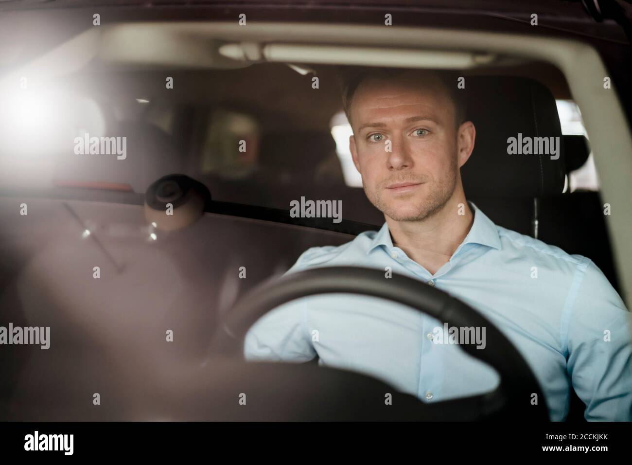 Homme d'affaires assis en voiture Banque D'Images