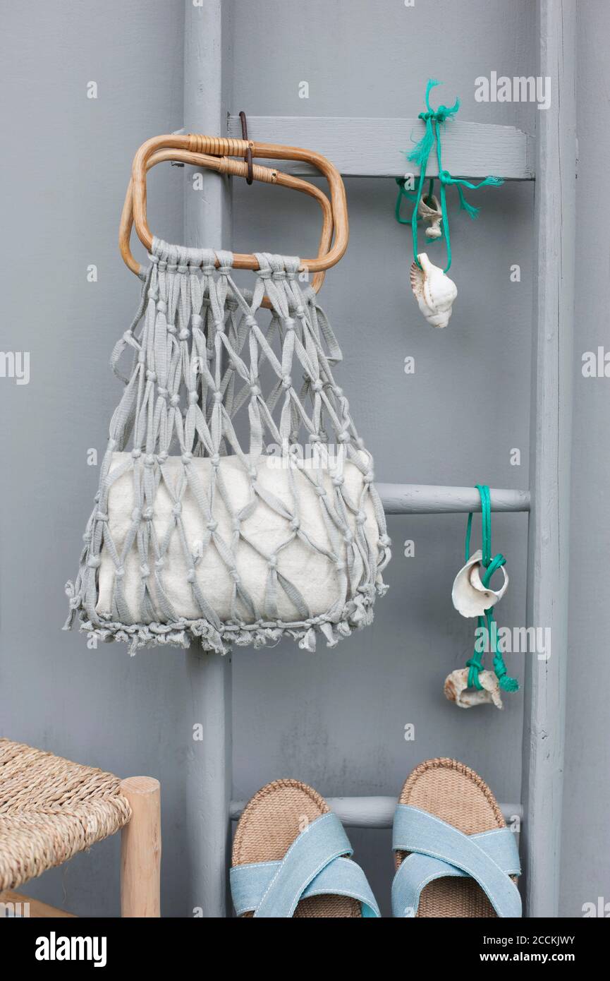 Sac en maille macrame à faire soi-même, serviette, échelle, cordes avec  coquillages et paire de sandales Photo Stock - Alamy
