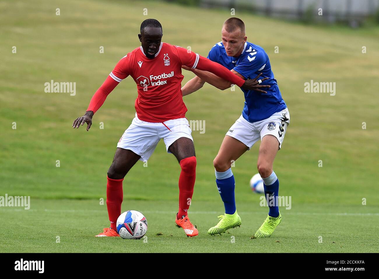 Nottingham, Royaume-Uni. 22 août 2020. NOTTINGHAM, ANGLETERRE. 22 AOÛT 2020 Tom Hamer d'Oldham Athletic en action avec Albert Adomah de la forêt de Nottingham lors du match amical d'avant-saison entre la forêt de Nottingham et Oldham Athletic au Milford Lane, Nottingham, le samedi 22 août 2020. (Credit: Eddie Garvey | MI News) Credit: MI News & Sport /Alay Live News Banque D'Images