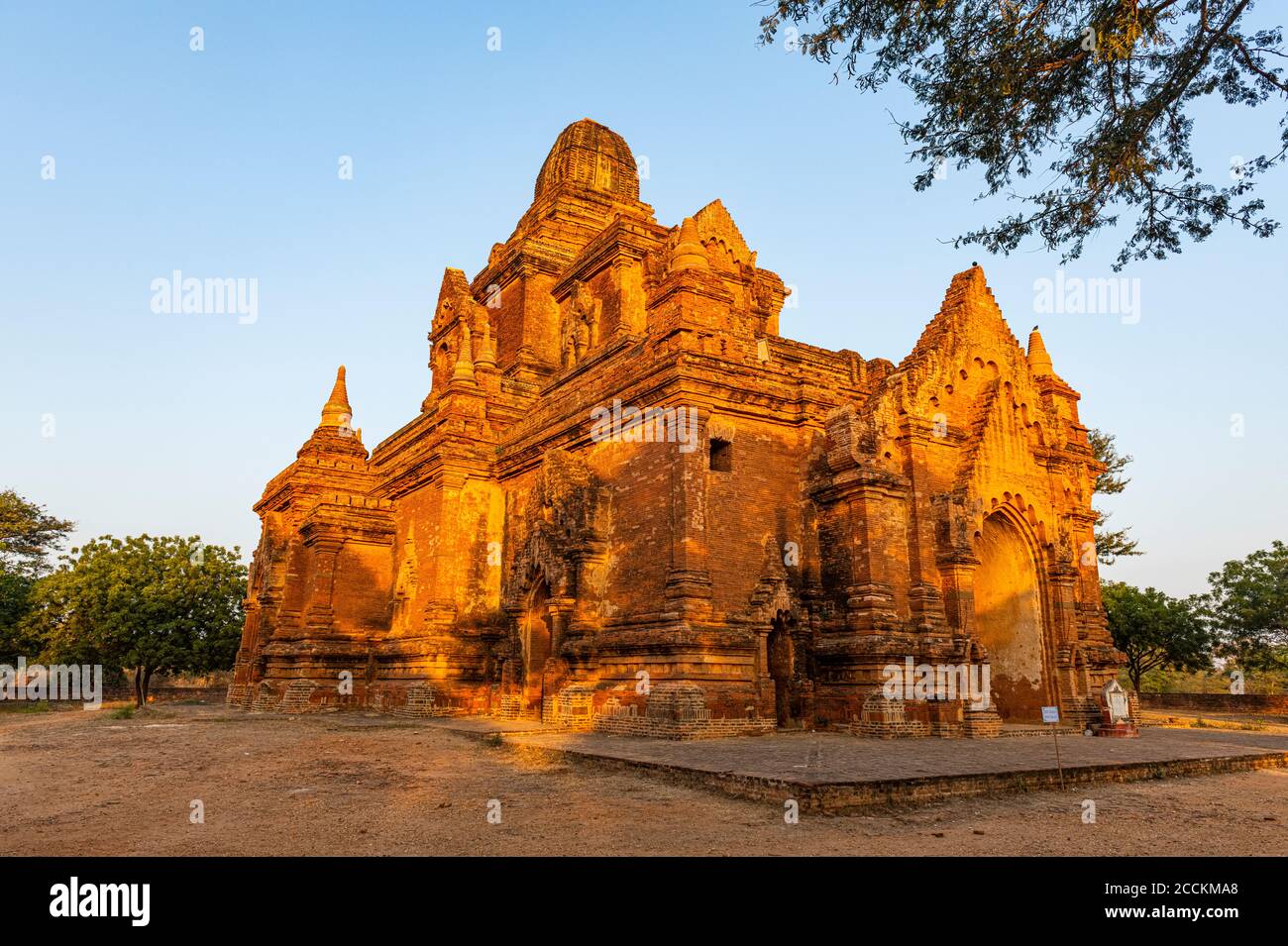 Myanmar, région de Mandalay, Bagan, ancien temple bouddhiste à l'aube Banque D'Images