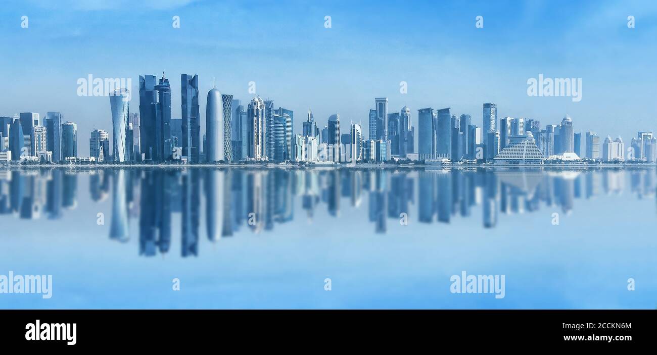 Horizon urbain futuriste de Doha, Qatar. Doha est la capitale et la plus grande ville de l'État arabe du Qatar. Paysage panoramique de West Bay Banque D'Images