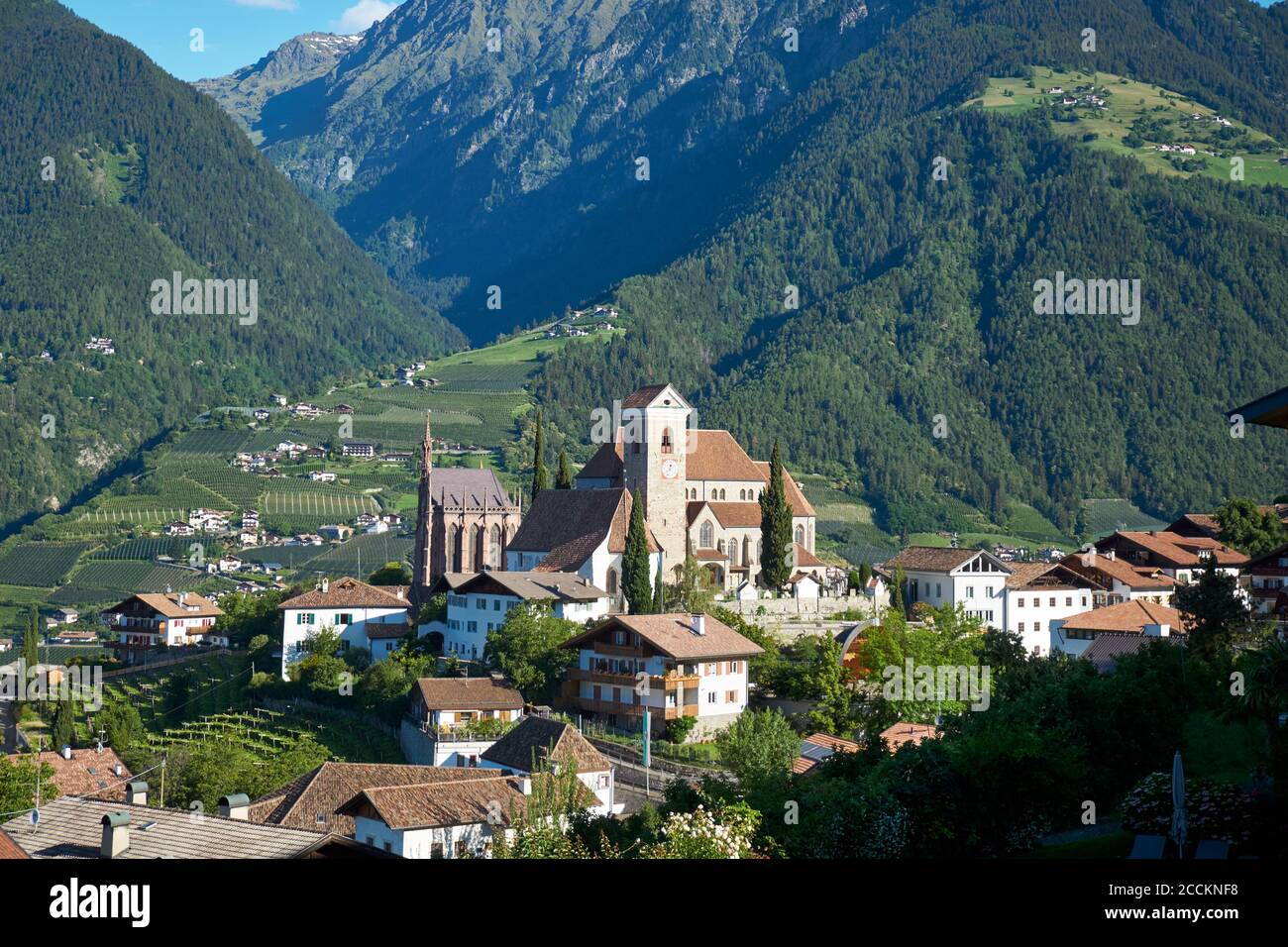 Italie, Tyrol du Sud, Schenna, village de montagne en été Banque D'Images