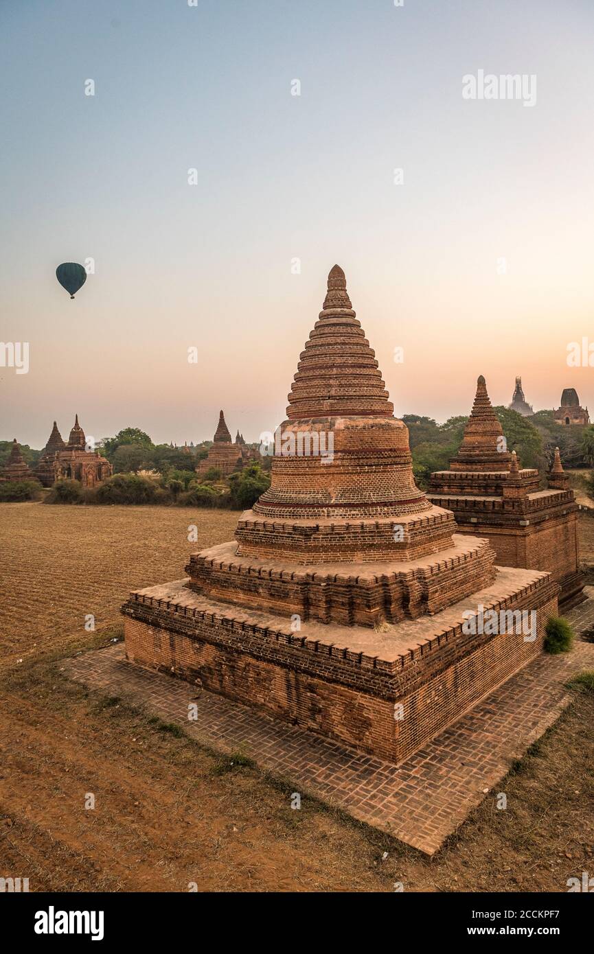 Myanmar, région de Mandalay, Bagan, anciens stupas à l'aube Banque D'Images