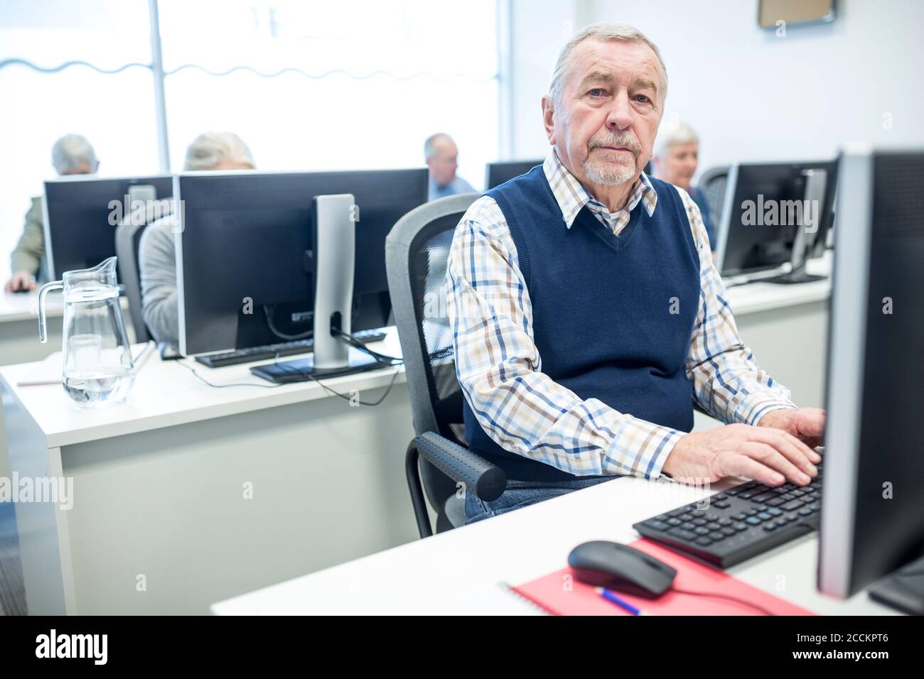 Homme senior assistant à un cours d'informatique Banque D'Images