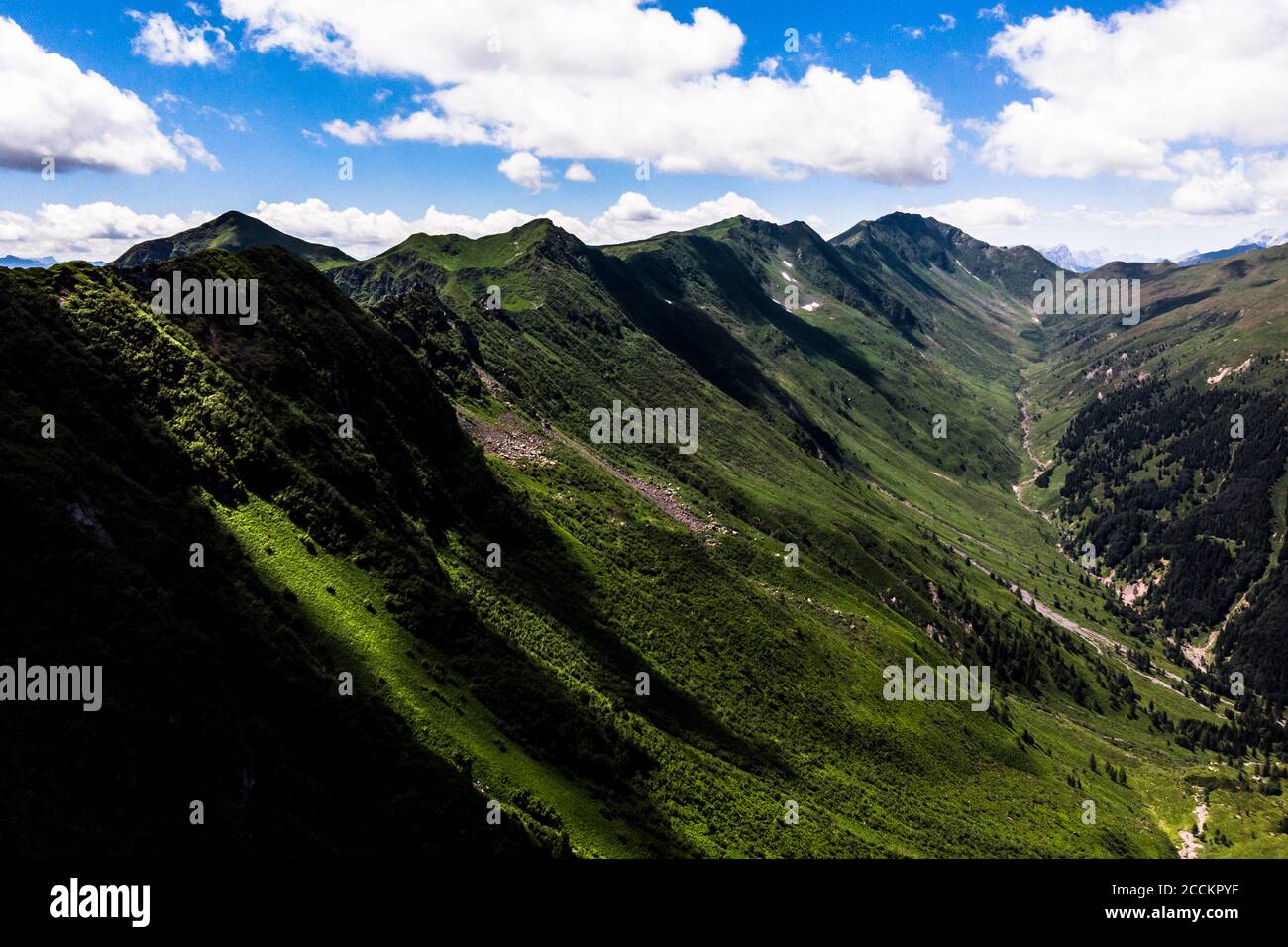 Italie, Friuli Venezia Giulia, vue aérienne de la vallée verte dans les Alpes italiennes Banque D'Images