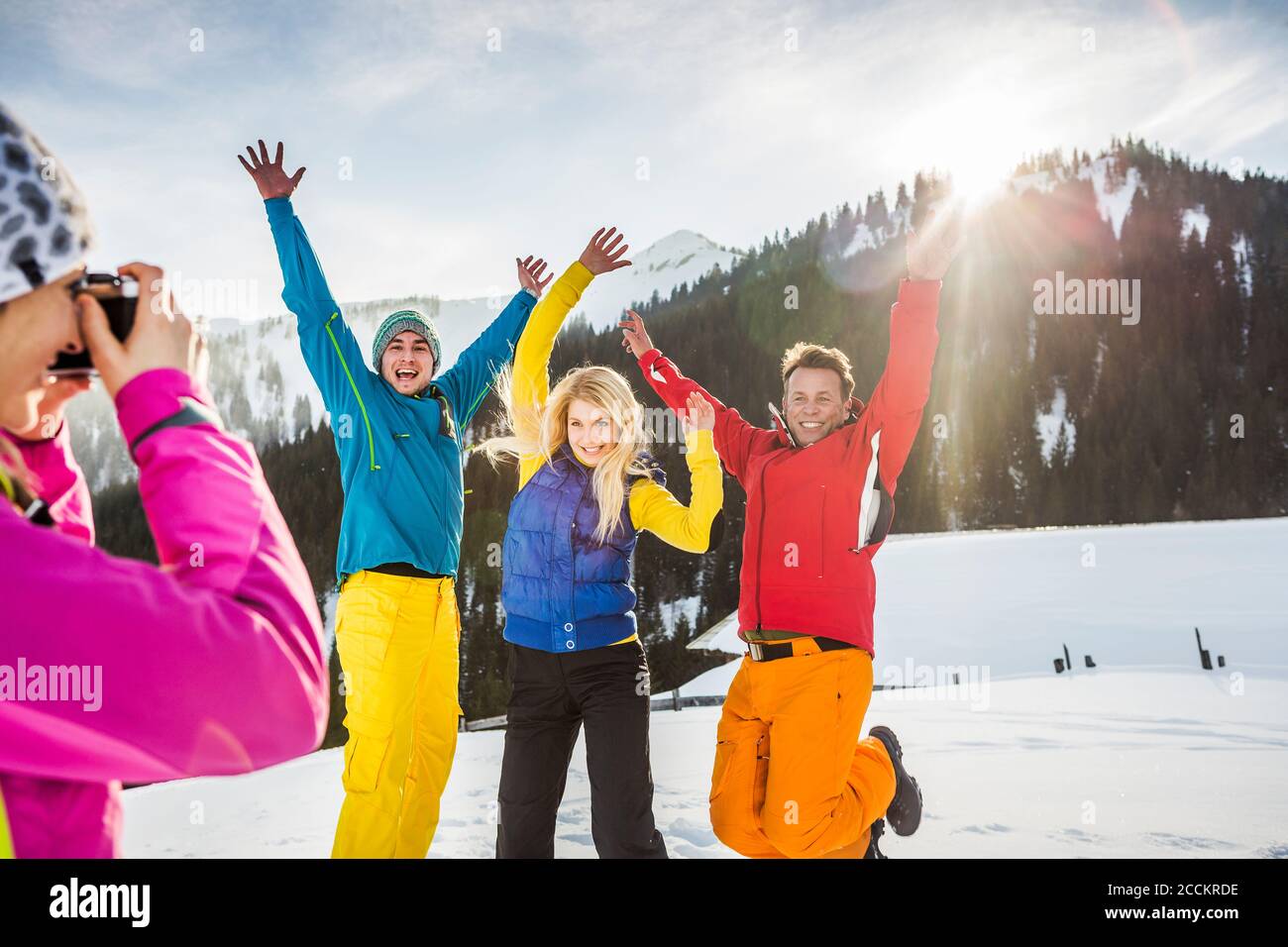 Groupe d'amis prenant une photo et s'amuser dans la neige, Achenkirch, Autriche Banque D'Images