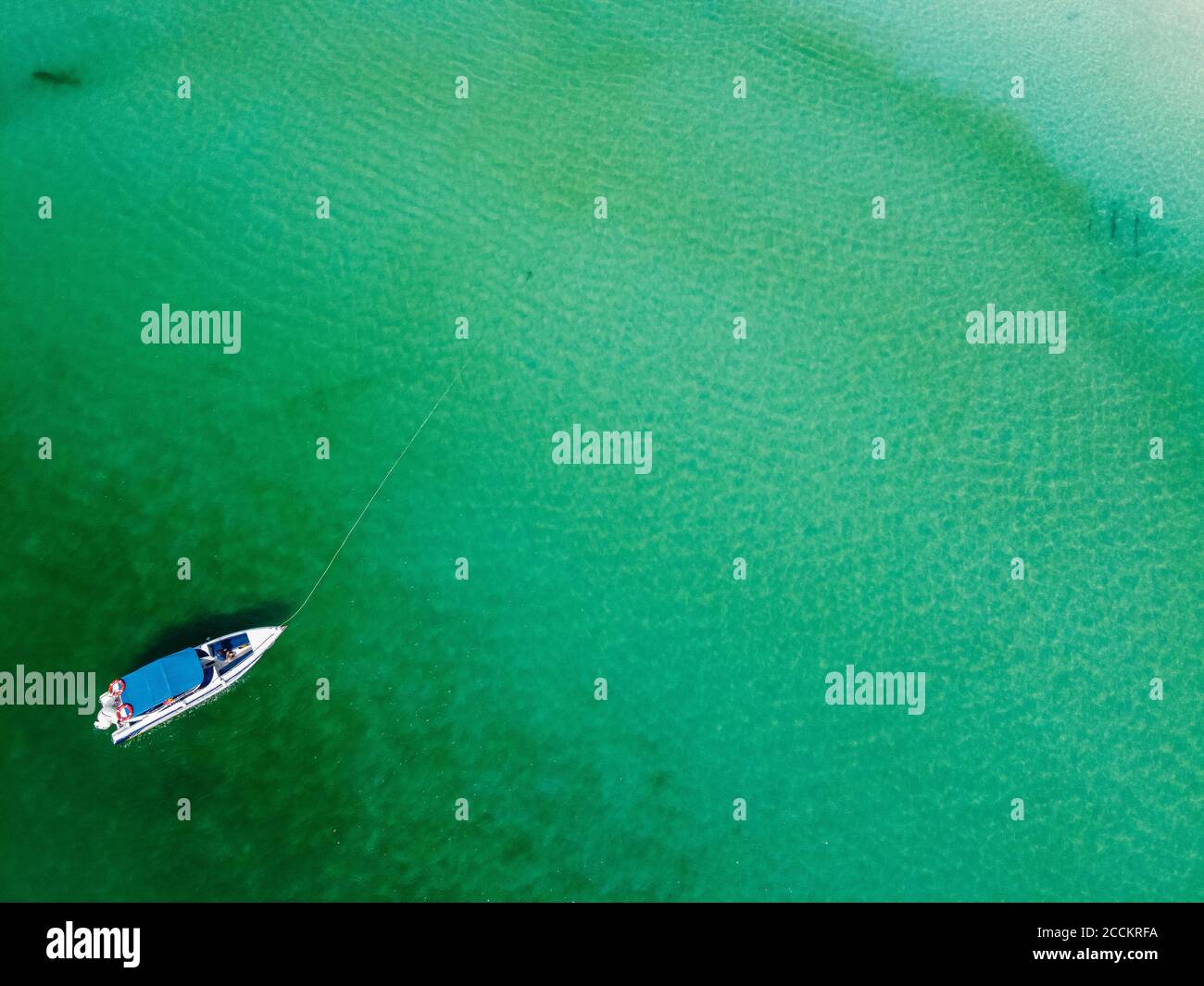 Myanmar, Archipel de Mergui ou Myeik, Smart Island, bateau à moteur ancré sur l'eau turquoise, vue aérienne Banque D'Images