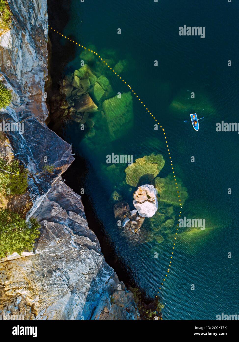 Russie, République de Carélie, Ruskeala, vue aérienne du bateau devant une falaise de marbre au bord du lac de marbre Banque D'Images