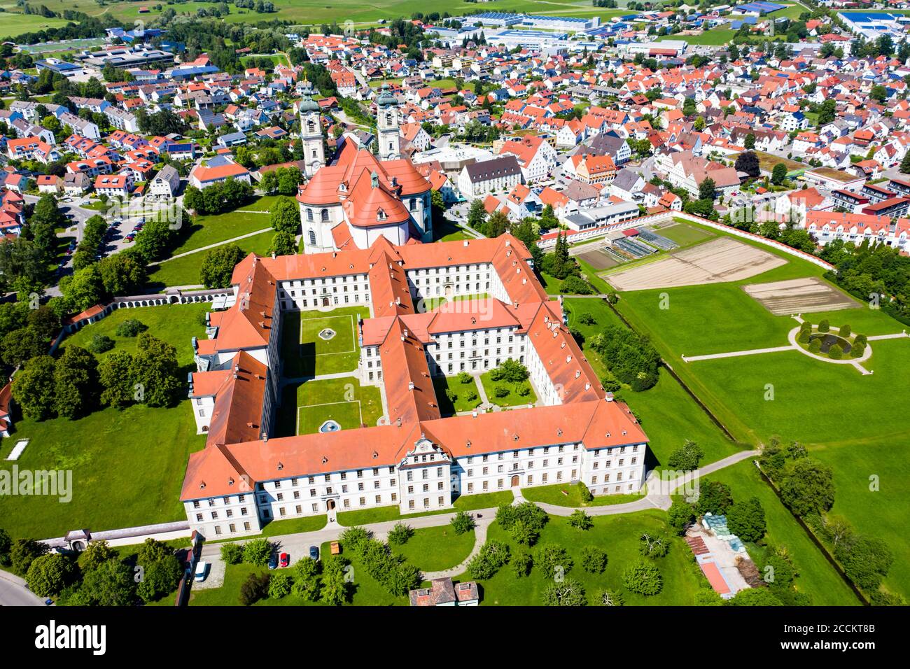 Allemagne, Bavière, Ottobeuren, vue en hélicoptère de l'abbaye d'Ottobeuren et de la ville environnante en été Banque D'Images