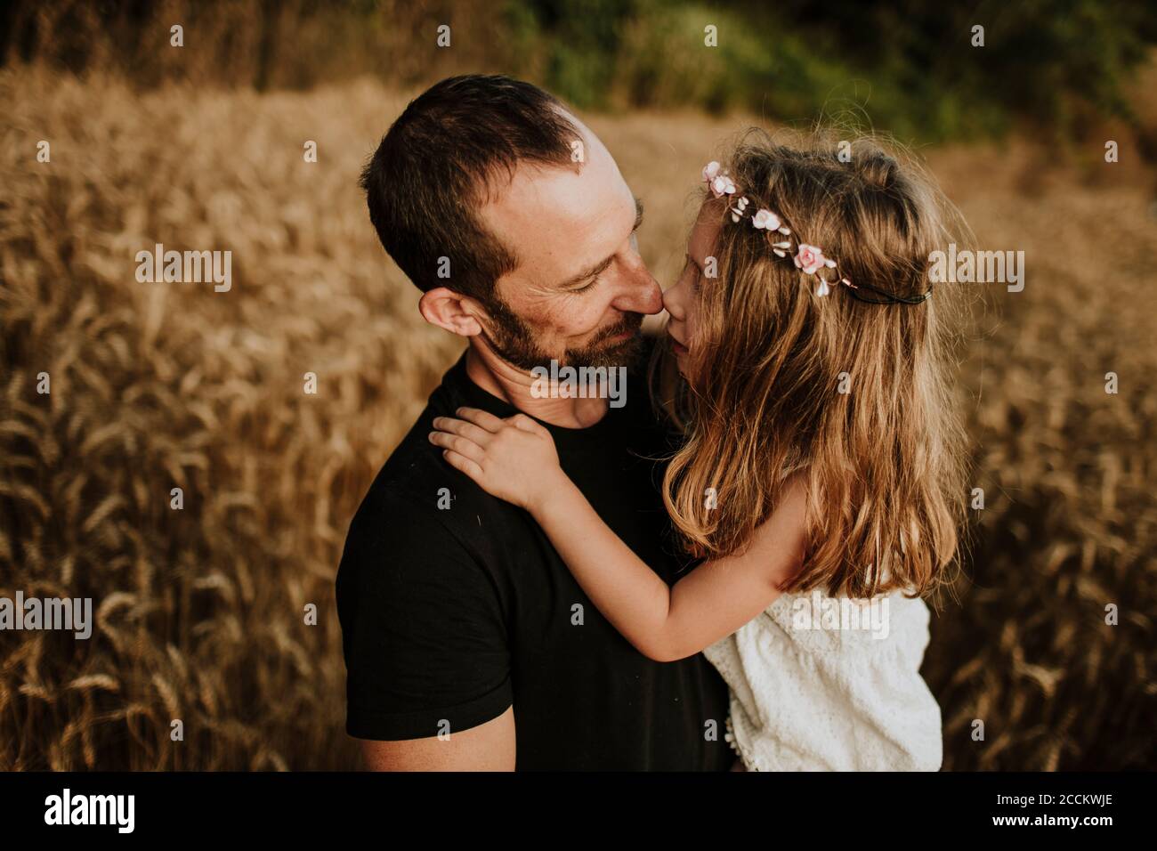 Père et fille faisant de merveilleux souvenirs ensemble dans la ferme de blé Banque D'Images