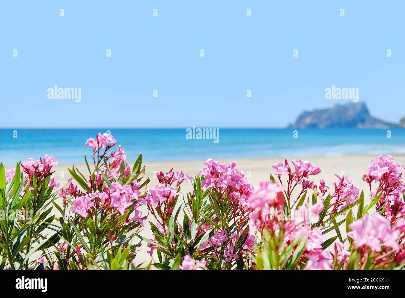 Plage de Moraira pendant la journée ensoleillée d'été, ville côtière espagnole. Espagne Banque D'Images