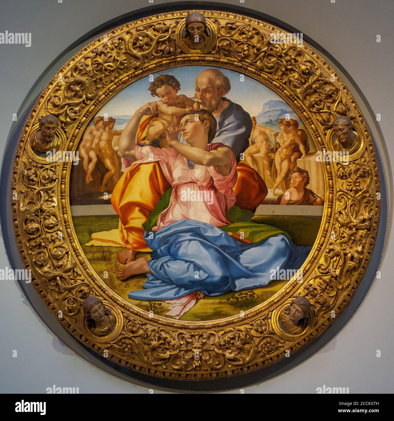Michel-Ange Buonarroti (1475–1564), Doni Tondo (rond), 1507, tempera et huile sur panneau avec cadre original. Galeries Uffizi, Florence, Italie. Banque D'Images