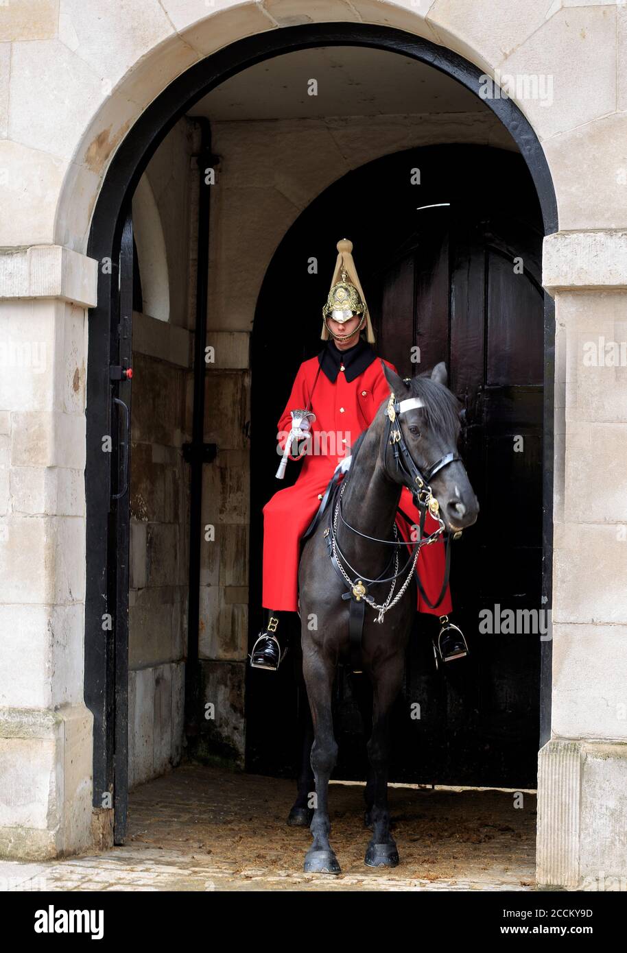 Soldat monté de la Garde de la Reine pour la vie, Whitehall 2020. Le soldat garde l'entrée de la parade des gardes à cheval et les entrées sont changées ev Banque D'Images
