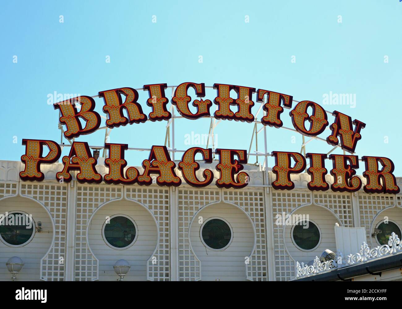 Brighton Palace Pier Signage, Royaume-Uni, 2020. Brighton Pier est un endroit populaire pour les touristes à visiter en été. Il y a des arcades, des manèges de parc d'expositions et Banque D'Images
