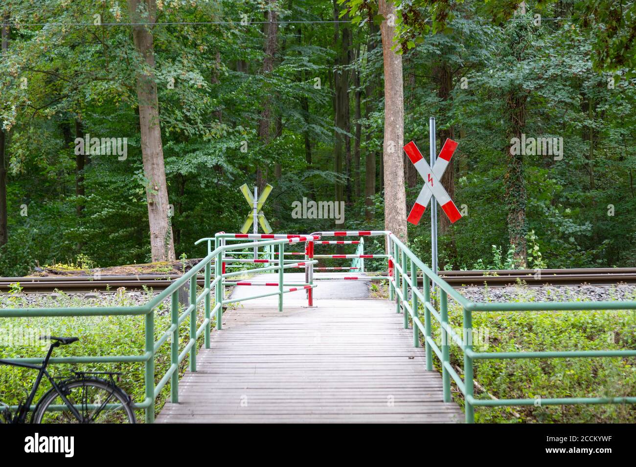 passage de chemin de fer dans une forêt pour piétons avec andreas cross et des barres pour la protection, à l'extérieur Banque D'Images