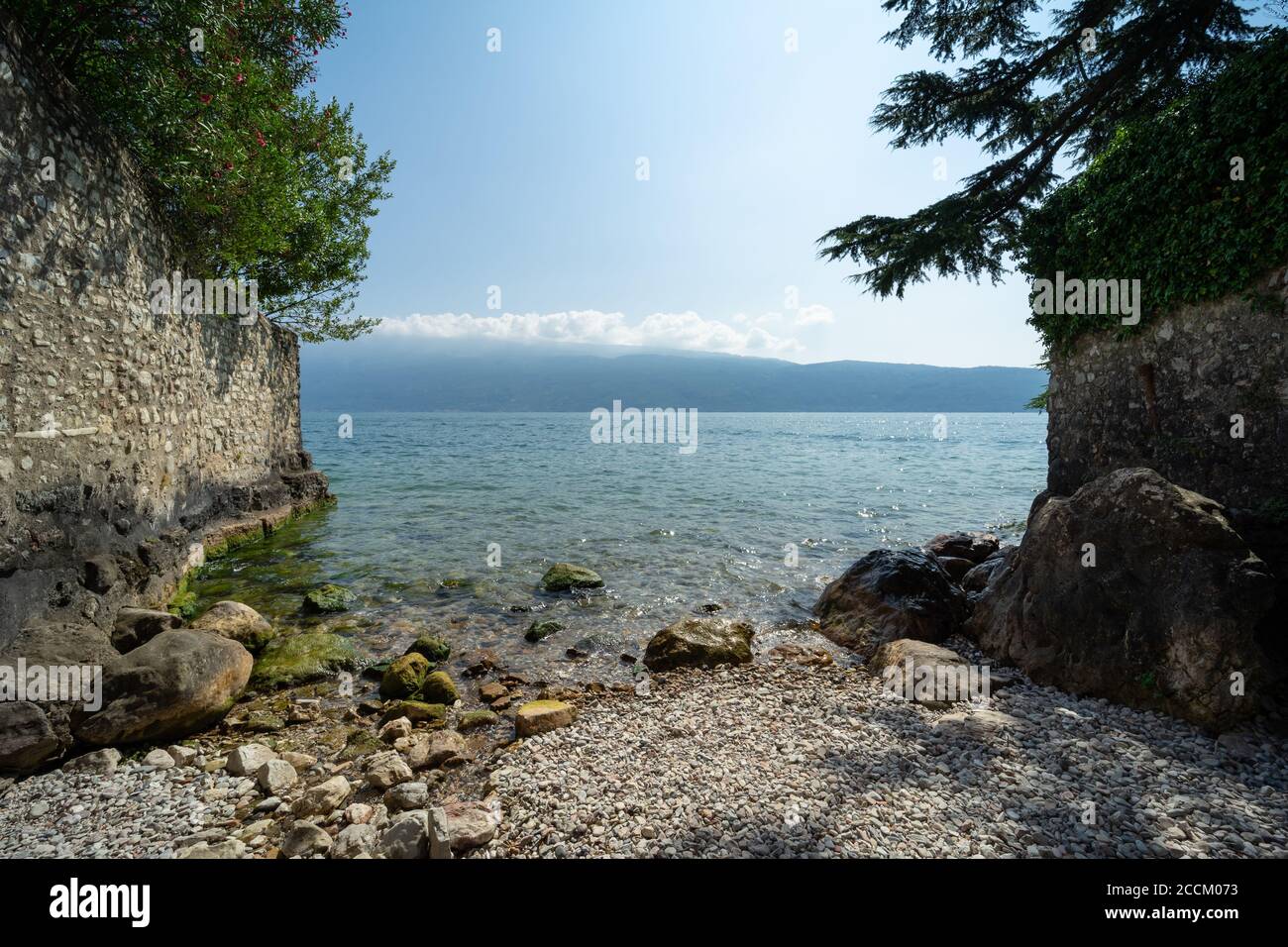 Petite plage sur le lac de Garde à Gargnano, Brescia, Italie, vue panoramique de la rive ouest vers le côté Vérone Banque D'Images