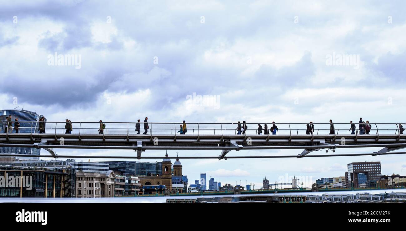 Millennium Bridge, Londres, 2020. Le pont du millénaire ou le pont bancal aussi connu affectueusement s'étend sur la Tamise et est un BRI pédo-souche Banque D'Images