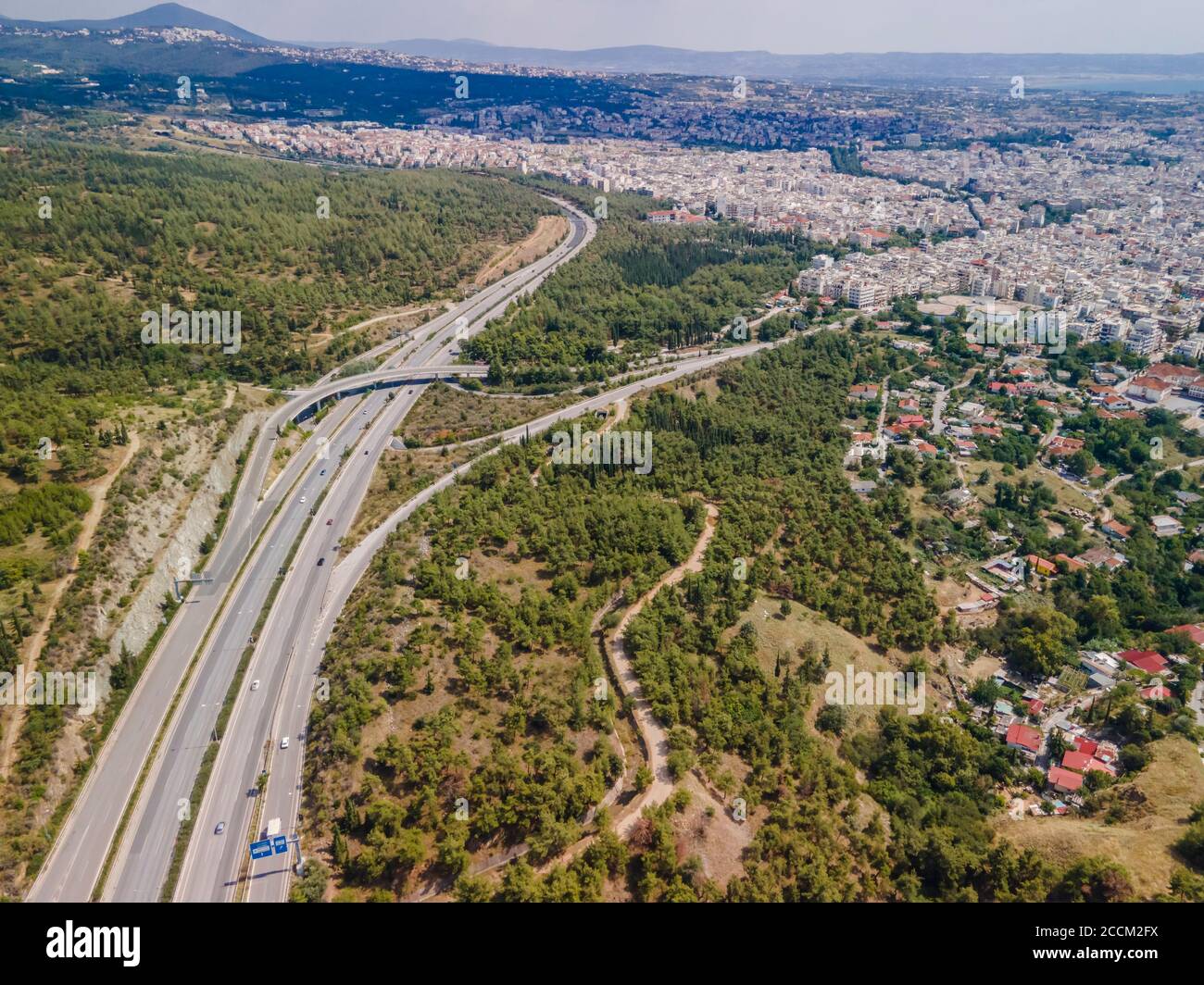 Thessalonique, Grèce paysage de drone aérien de la circulation sur le périphérique intérieur de Periferiaki. Panorama à la journée sur l'autoroute européenne avec des voitures en forêt. Banque D'Images