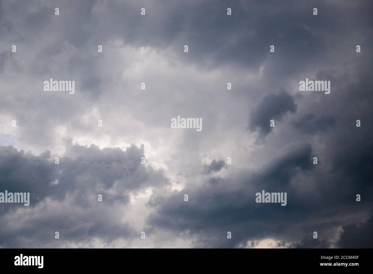Des nuages gris spectaculaires dans le ciel. Ciel nuageux gris foncé Banque D'Images Des nuages gris spectaculaires dans le ciel. Ciel nuageux gris foncé Banque D'Images