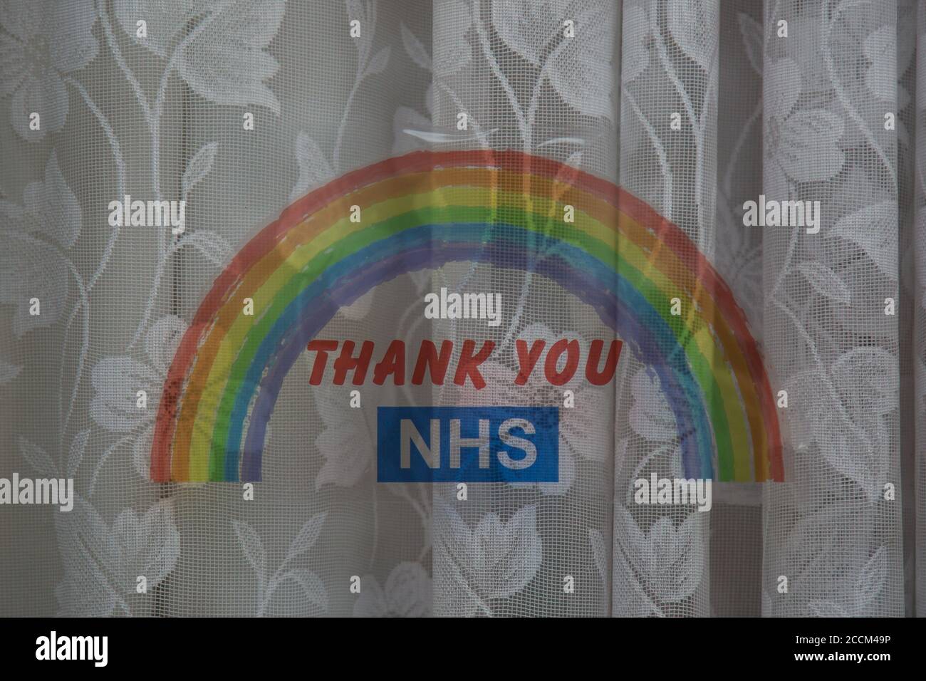 Un autocollant NHS arc-en-ciel de remerciement sur la fenêtre de une maison pendant la pandémie du coronavirus Banque D'Images