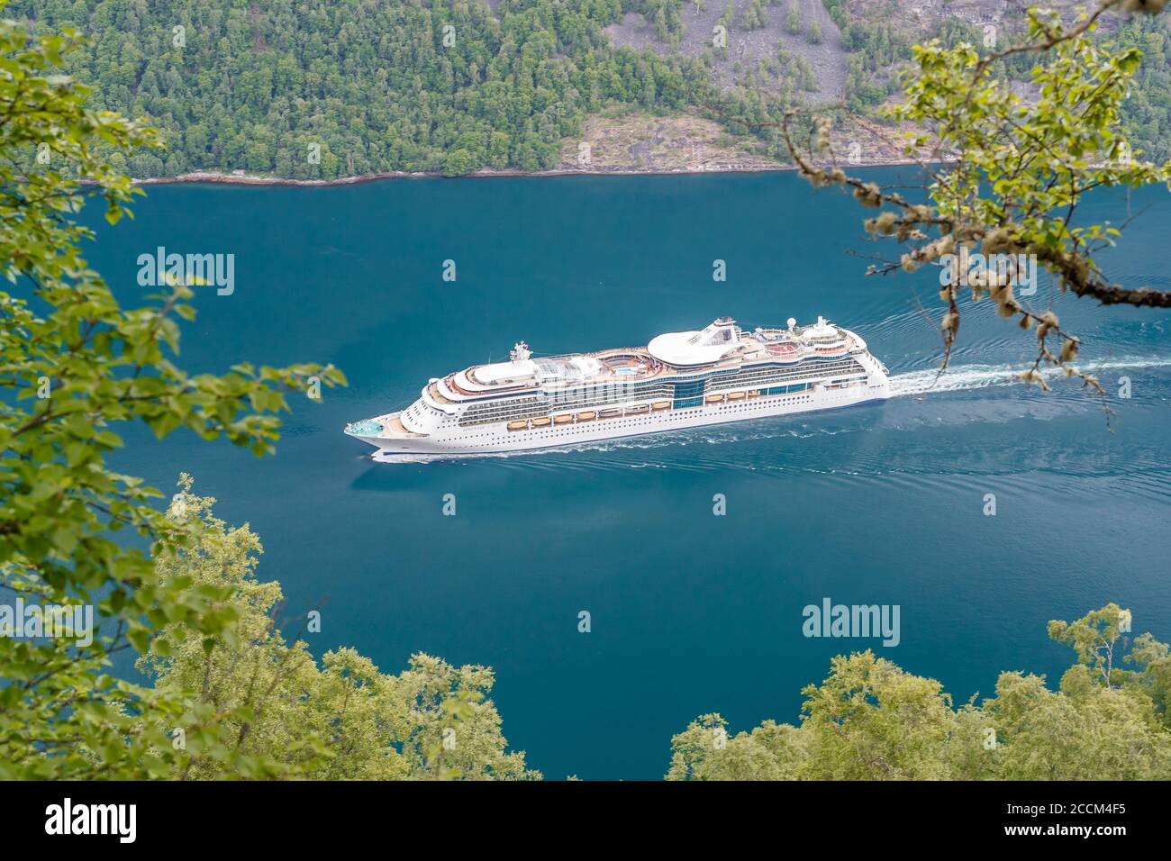 GEIRANGER, NORVÈGE - 2016 JUIN 12. Bateau de croisière Serenade of the Seas naviguant à l'intérieur du fjord vert de Geiranger Banque D'Images