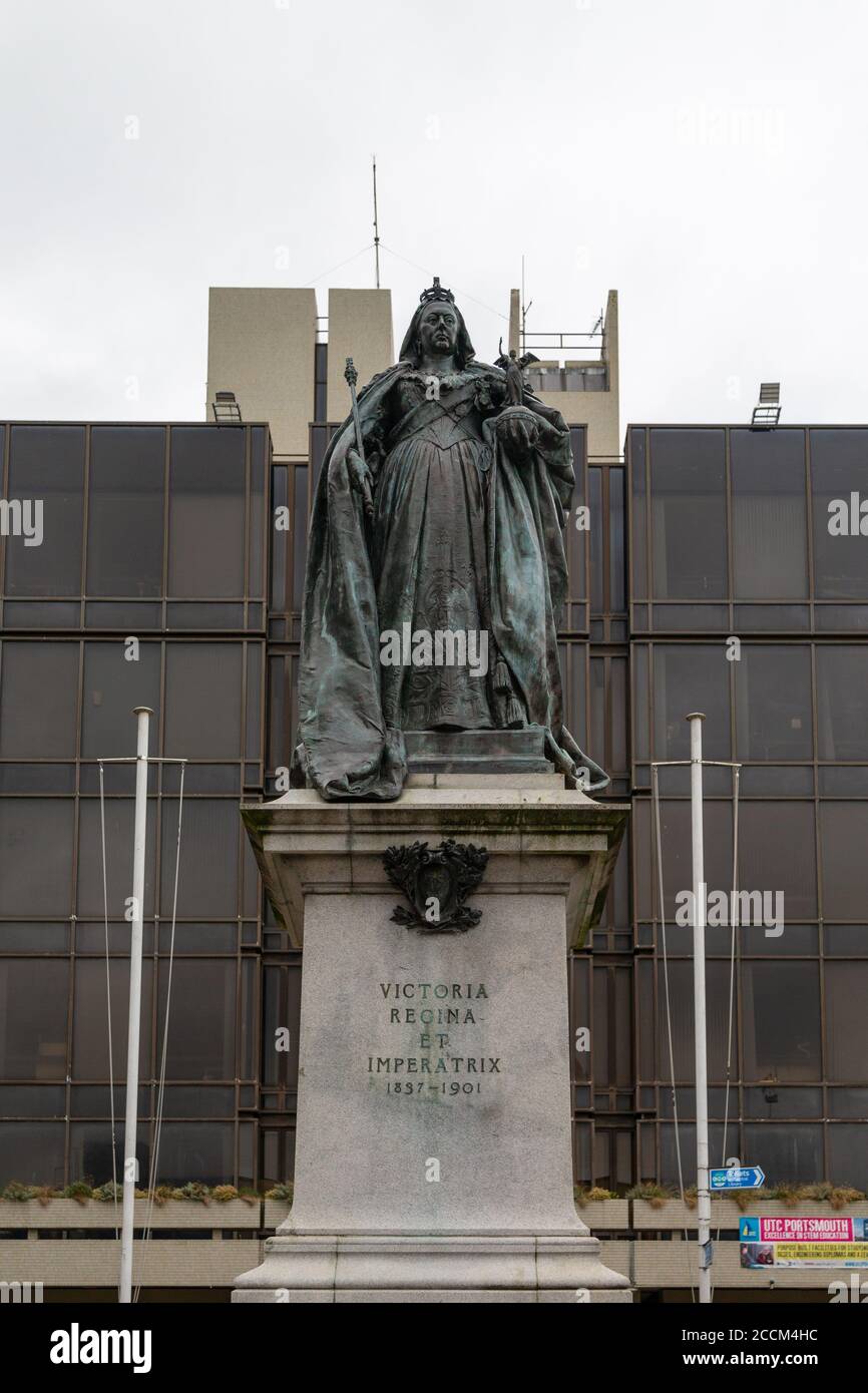 La statue de la reine Victoria sur la place guildhall Centre-ville de Portsmouth Banque D'Images