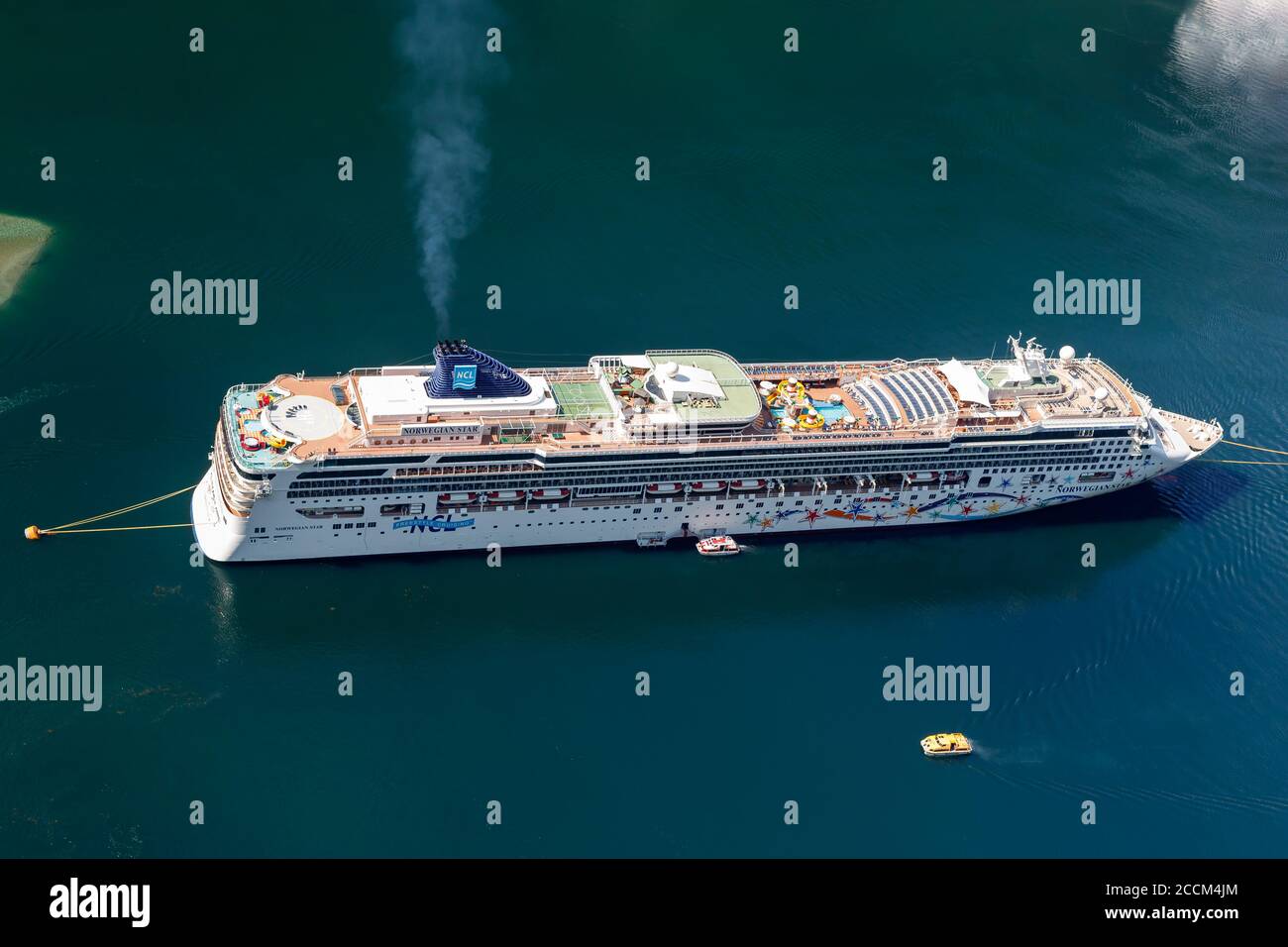 GEIRANGER, NORVÈGE - 2016 JUIN 13. Le navire de croisière Norwegian Star à l'intérieur du fjord norvégien. Banque D'Images